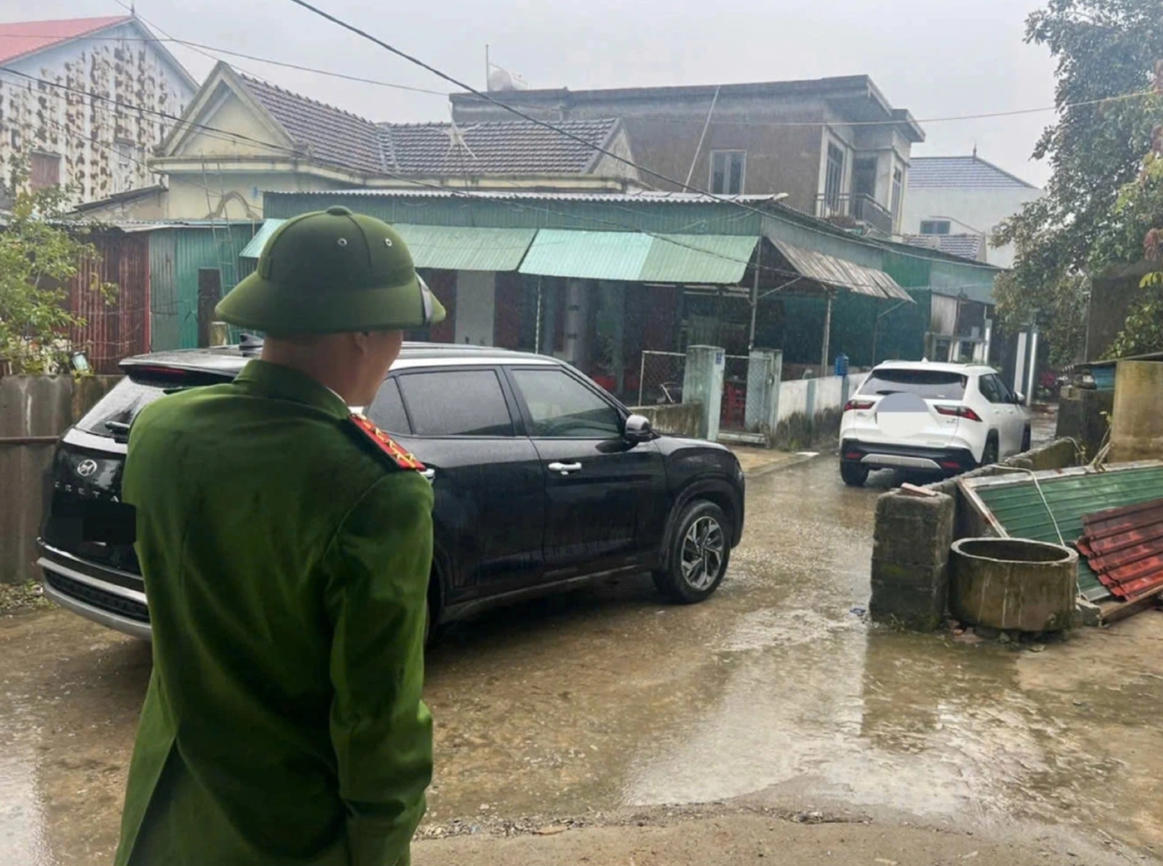 H&agrave; Tĩnh: C&ocirc;ng an v&agrave;o cuộc vụ "chặn đầu, kh&oacute;a đu&ocirc;i&rdquo; xe trong ng&otilde; nhỏ, bu&ocirc;ng lời th&aacute;ch thức- Ảnh 3.