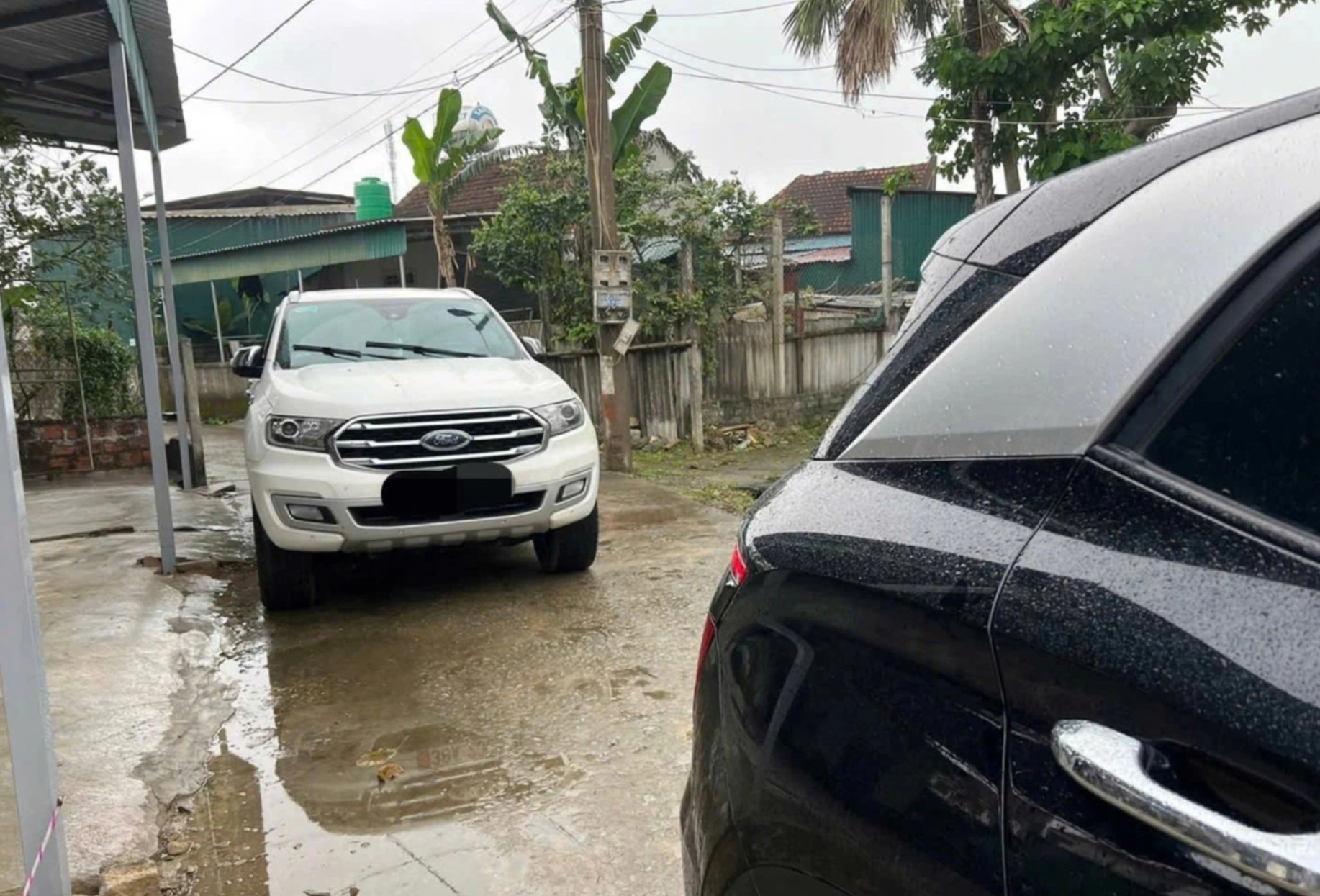 H&agrave; Tĩnh: C&ocirc;ng an v&agrave;o cuộc vụ "chặn đầu, kh&oacute;a đu&ocirc;i&rdquo; xe trong ng&otilde; nhỏ, bu&ocirc;ng lời th&aacute;ch thức- Ảnh 2.