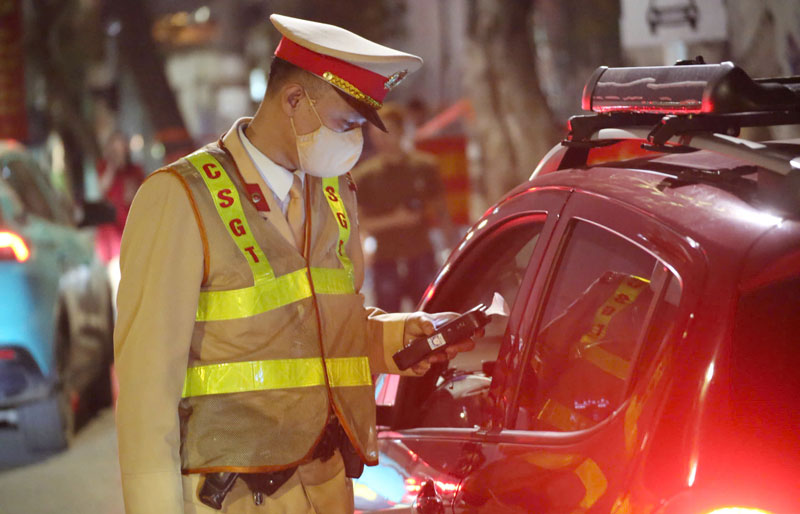 CSGT H&agrave; Nội kiểm so&aacute;t nồng độ cồn khuya 17/2 tr&ecirc;n nhiều tuyến phố.