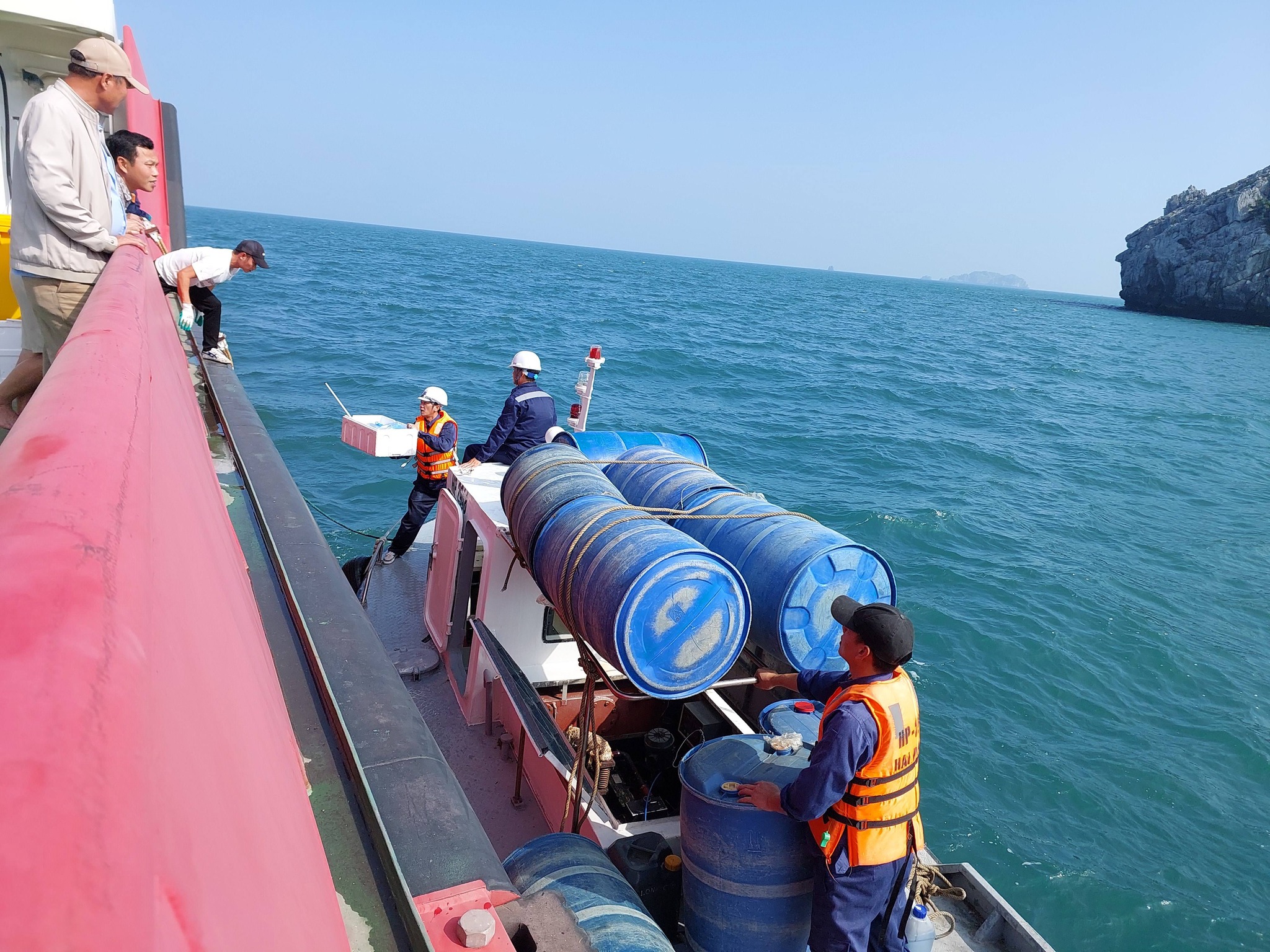 Những hải trình đầy ắp yêu thương từ đất liền ra đảo xa- Ảnh 1. Những hải trình đầy ắp yêu thương từ đất liền ra đảo xa- Ảnh 1.