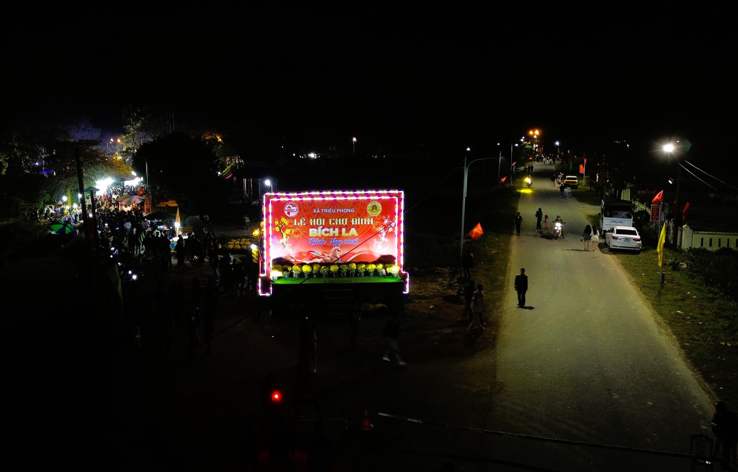 Độc đ&aacute;o phi&ecirc;n chợ mỗi năm chỉ họp một lần v&agrave;o đ&ecirc;m m&ugrave;ng 2 Tết ở Quảng Trị- Ảnh 3.