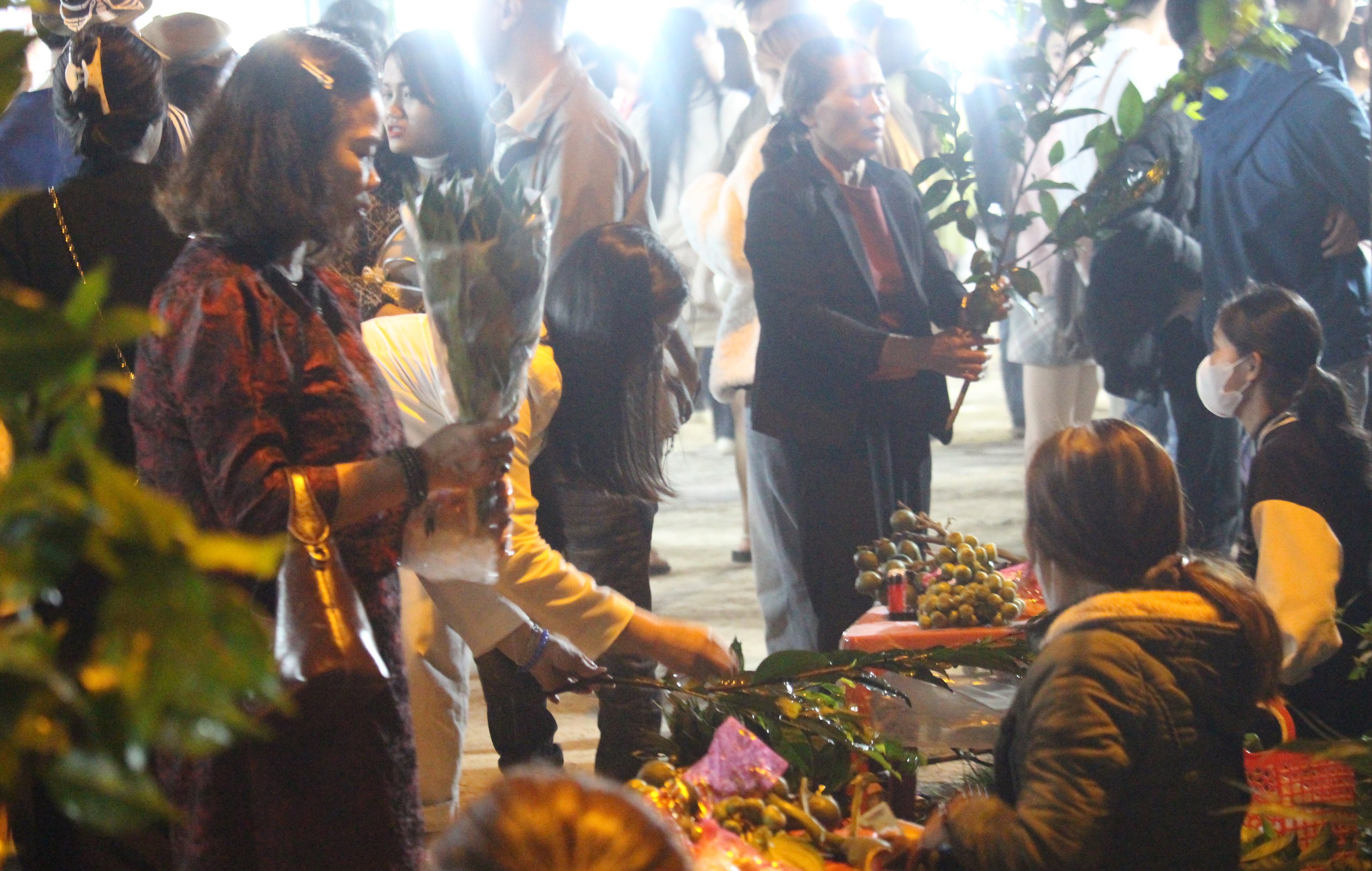 Độc đ&aacute;o phi&ecirc;n chợ mỗi năm chỉ họp một lần v&agrave;o đ&ecirc;m m&ugrave;ng 2 Tết ở Quảng Trị- Ảnh 2.