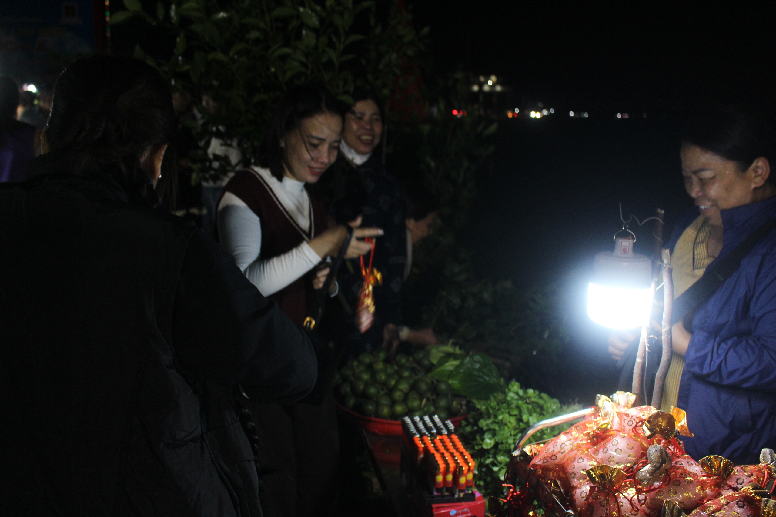 Độc đ&aacute;o phi&ecirc;n chợ mỗi năm chỉ họp một lần v&agrave;o đ&ecirc;m m&ugrave;ng 2 Tết ở Quảng Trị- Ảnh 6.