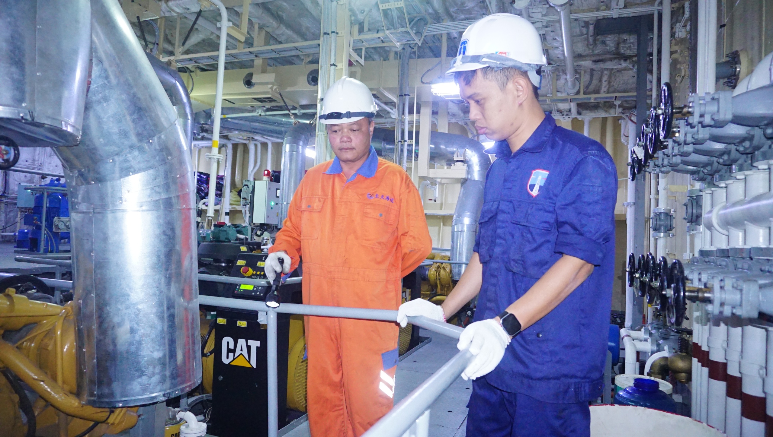 Những hải trình đầy ắp yêu thương từ đất liền ra đảo xa- Ảnh 2. Những hải trình đầy ắp yêu thương từ đất liền ra đảo xa- Ảnh 2.