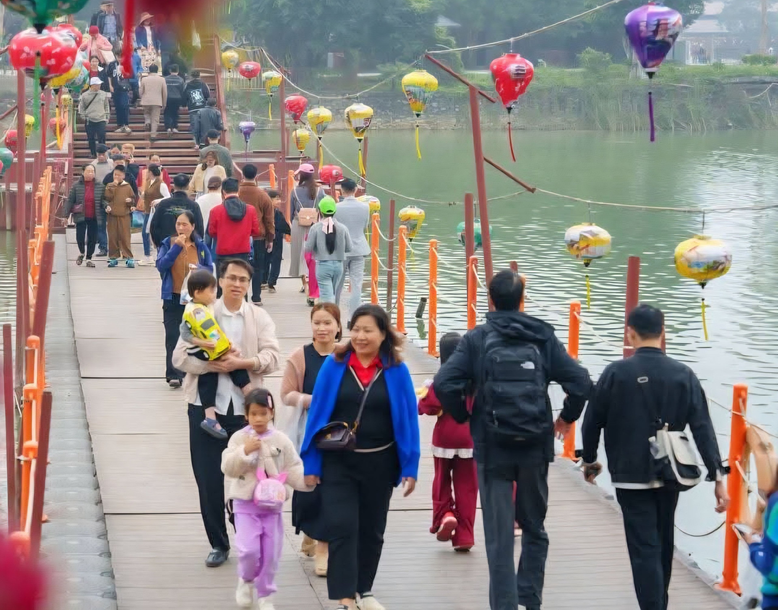 5 ngày nghỉ Tết, Ninh Bình đón trên 1,3 triệu lượt khách, doanh thu ước đạt 2.040 tỷ đồng- Ảnh 2. 5 ngày nghỉ Tết, Ninh Bình đón trên 1,3 triệu lượt khách, doanh thu ước đạt 2.040 tỷ đồng- Ảnh 2.