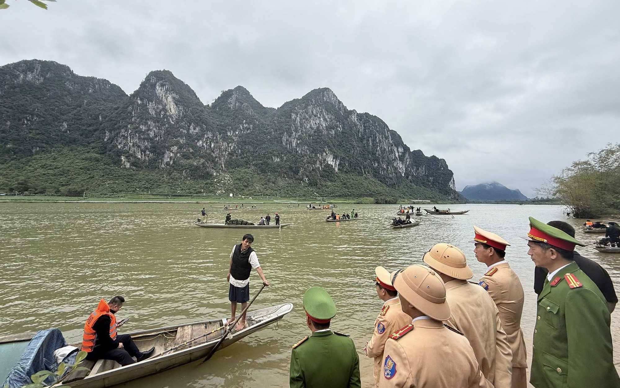 Th&ocirc;ng tin mới vụ ch&igrave;m thuyền chở 7 người ở Quảng Trị