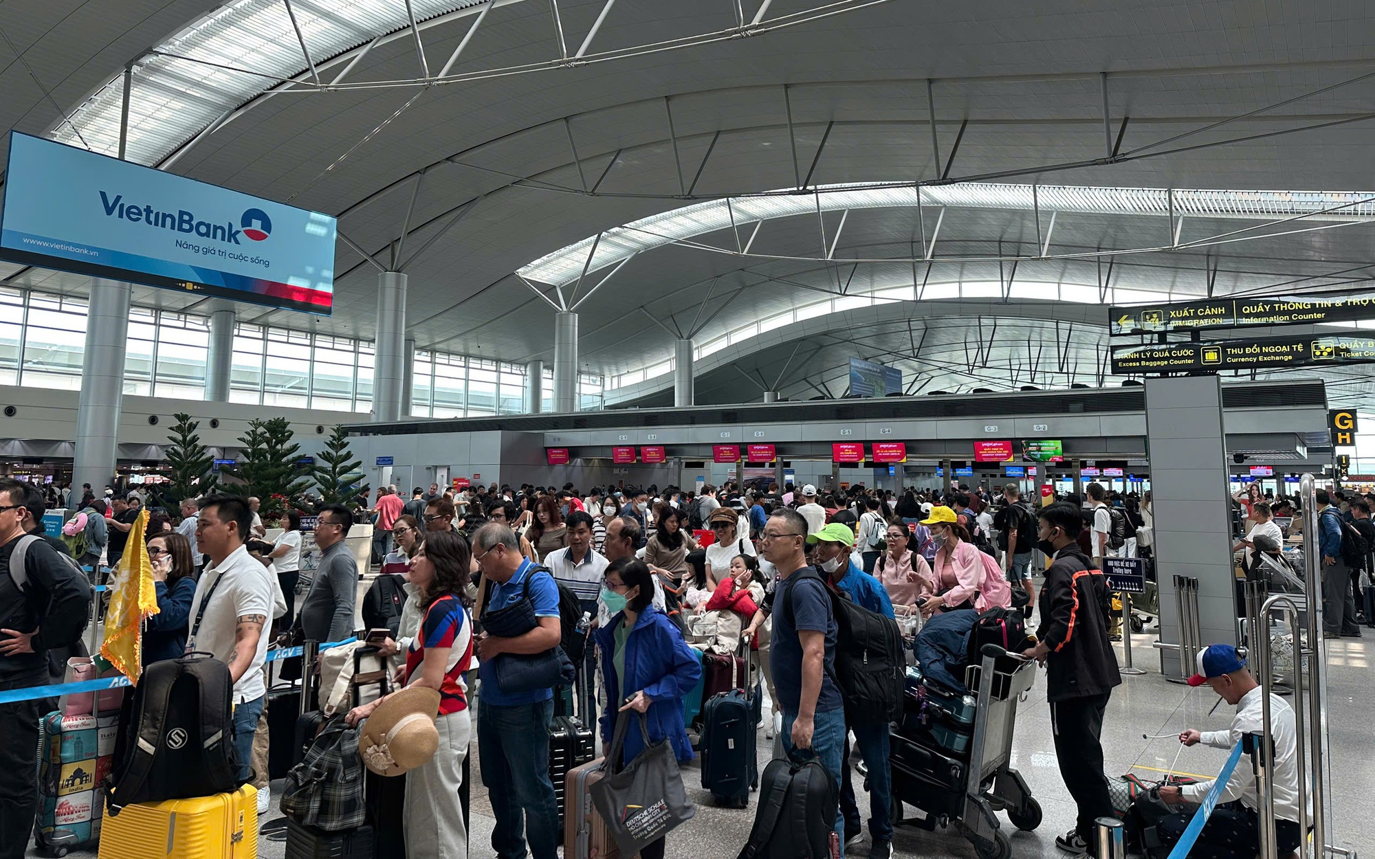 Ga tàu tấp nập người về TP.HCM, sân bay Tân Sơn Nhất đón lượng khách lớn- Ảnh 4. Sân bay Tân Sơn Nhất phục vụ hơn 151.000 hành khách ngày mùng 3 Tết