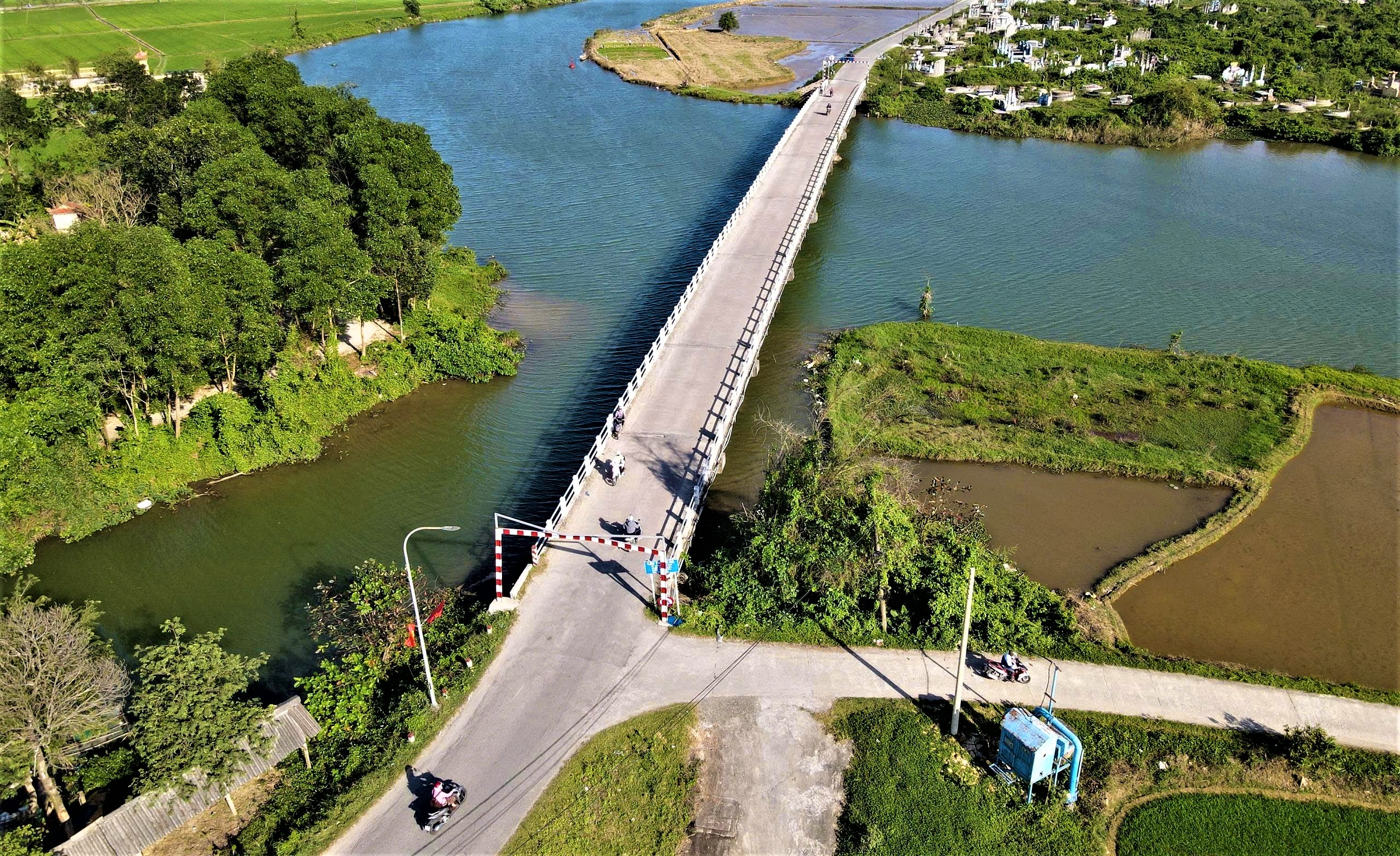 Huế: Cầu tr&ecirc;n tỉnh lộ 4 sụt l&uacute;n mố trụ, xuống cấp nghi&ecirc;m trọng- Ảnh 1.