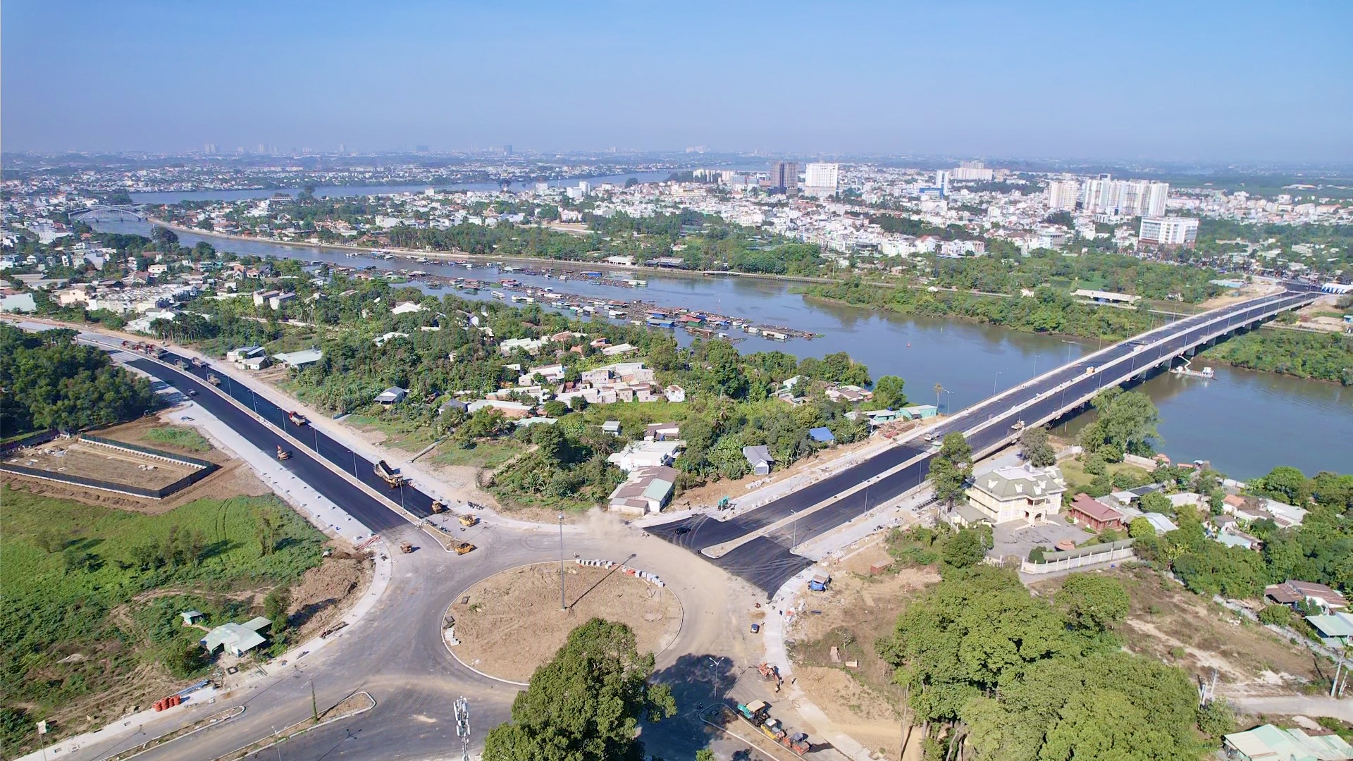 Cầu Thống Nhất khoác áo mới, sẵn sàng thông xe kỹ thuật- Ảnh 9. Cầu Thống Nhất khoác áo mới, sẵn sàng thông xe kỹ thuật- Ảnh 9.