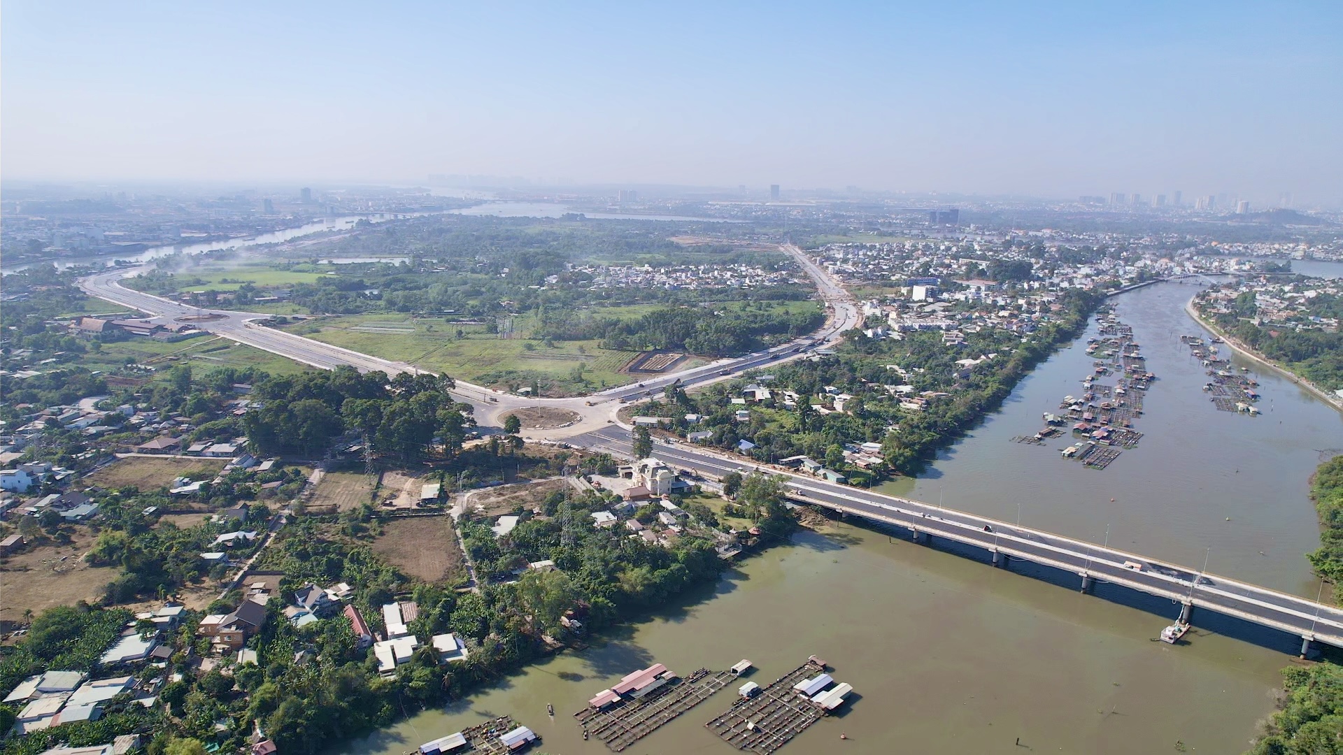 Cầu Thống Nhất khoác áo mới, sẵn sàng thông xe kỹ thuật- Ảnh 2. Cầu Thống Nhất khoác áo mới, sẵn sàng thông xe kỹ thuật- Ảnh 2.