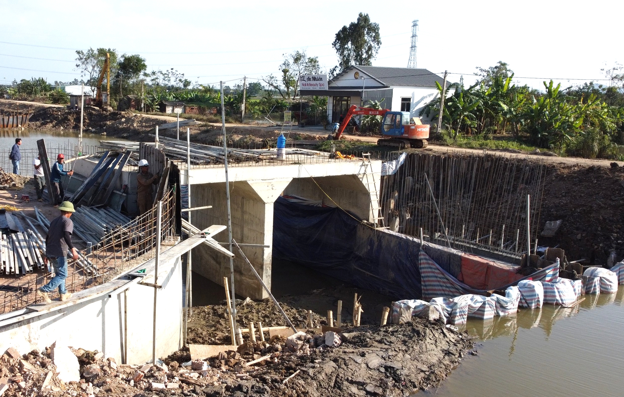 Công nhân dầm mình trong bùn thi công dự án tiêu thoát lũ vùng Bắc Thanh Hóa- Ảnh 7.