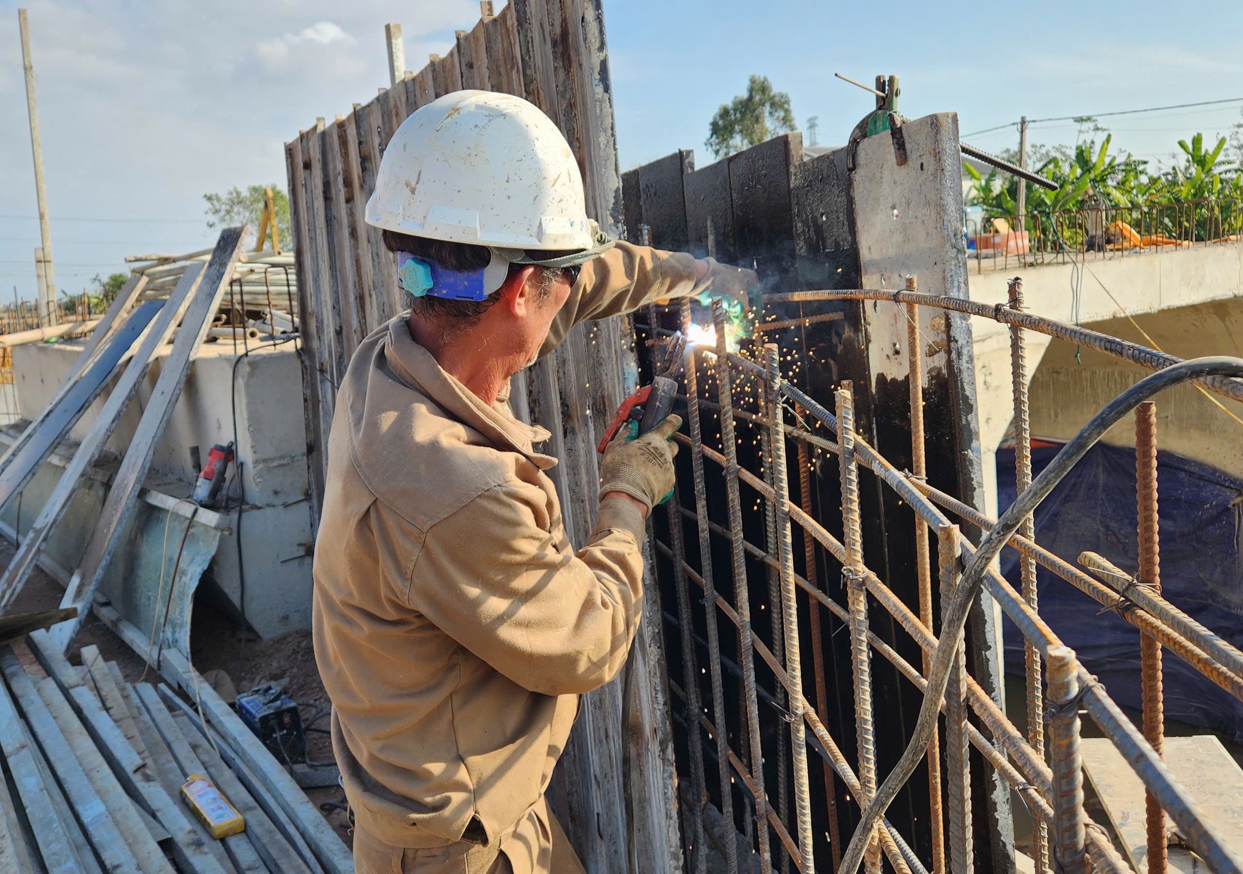 Công nhân dầm mình trong bùn thi công dự án tiêu thoát lũ vùng Bắc Thanh Hóa- Ảnh 9.