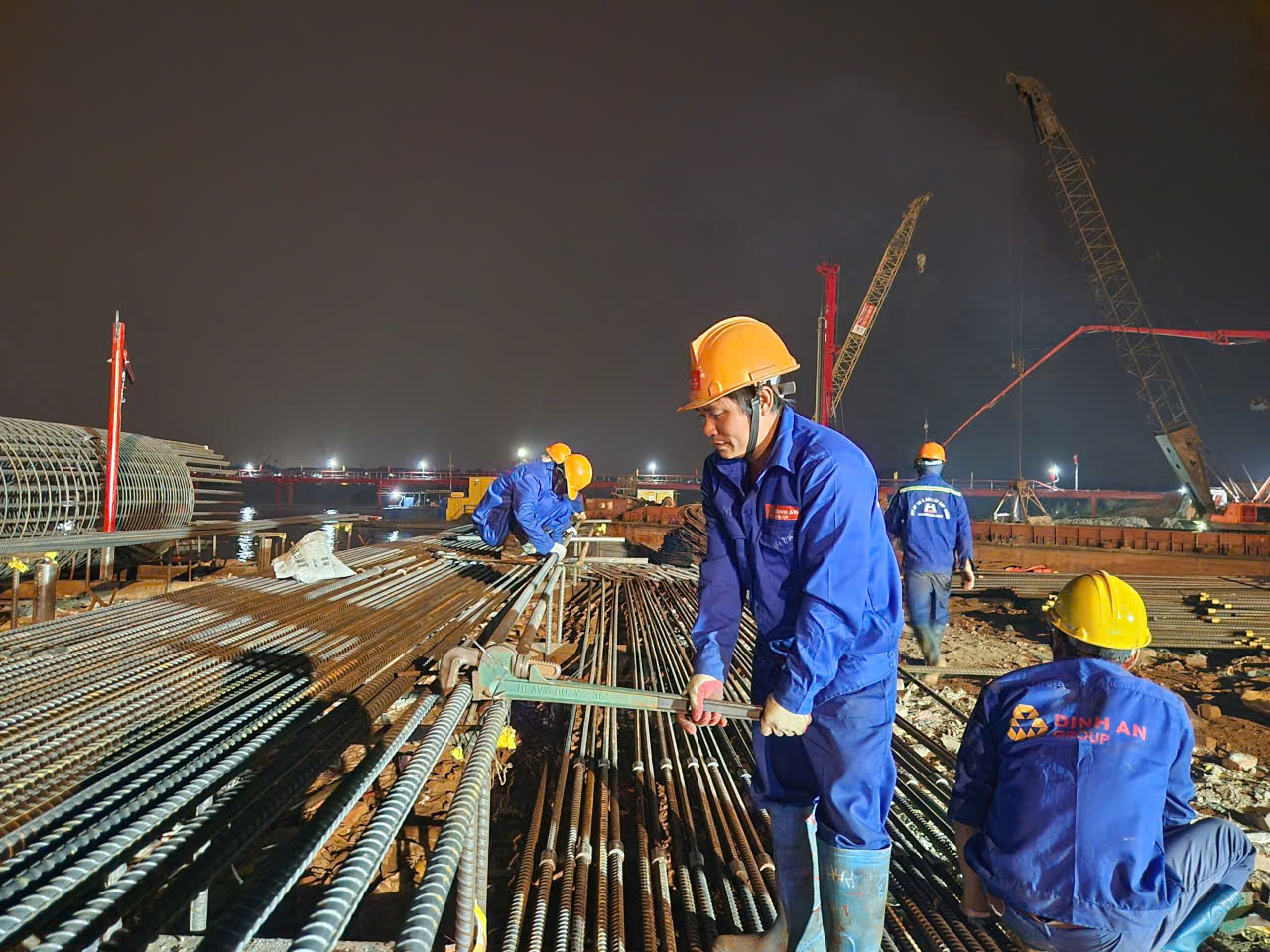 Xuyên đêm bám công trường, nhà thầu lớn quyết tâm đưa cầu Thượng Cát về đích sớm- Ảnh 1. Xuyên đêm bám công trường, nhà thầu lớn quyết tâm đưa cầu Thượng Cát về đích sớm- Ảnh 1.