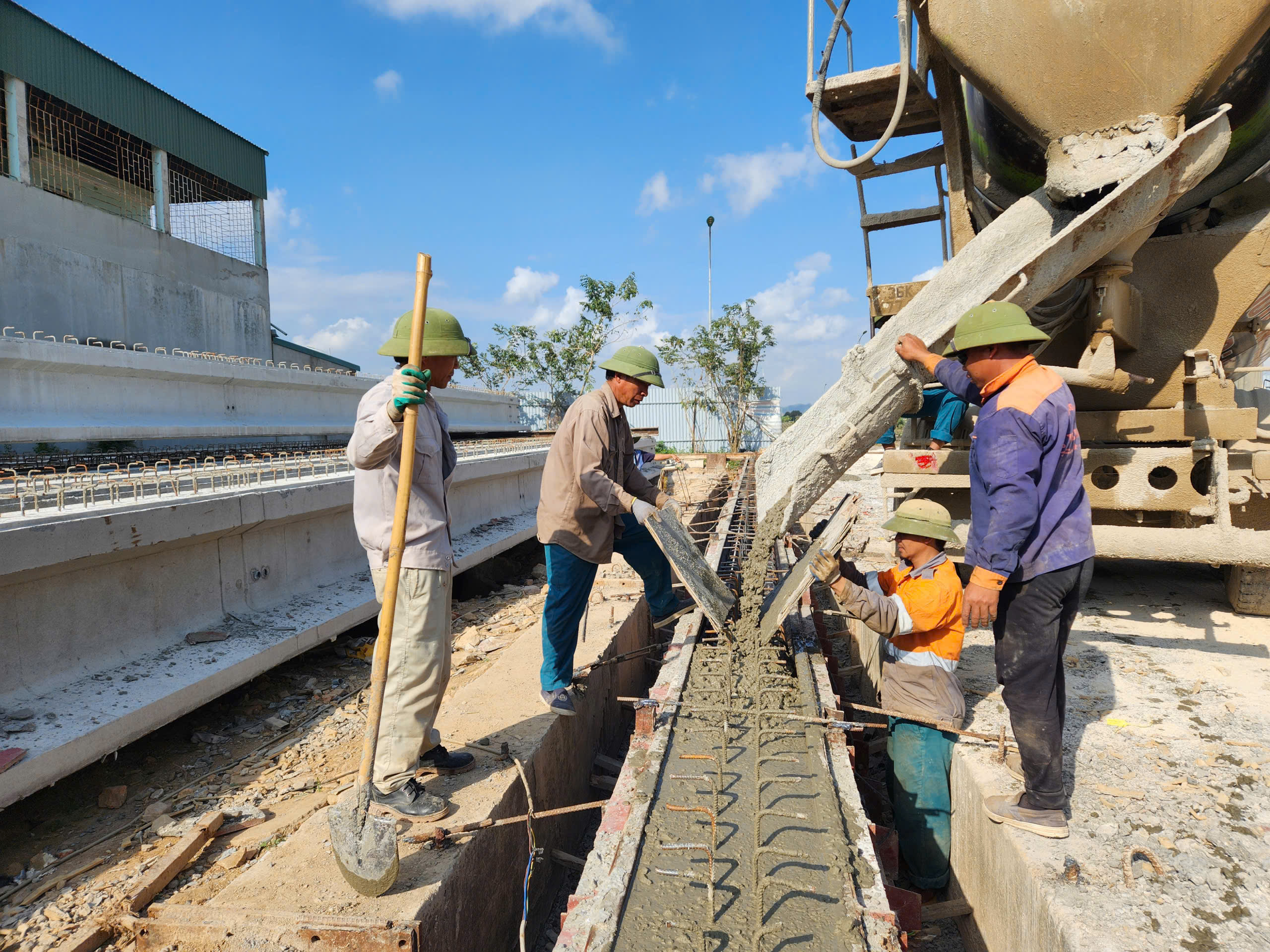 Công nhân dầm mình trong bùn thi công dự án tiêu thoát lũ vùng Bắc Thanh Hóa- Ảnh 10.