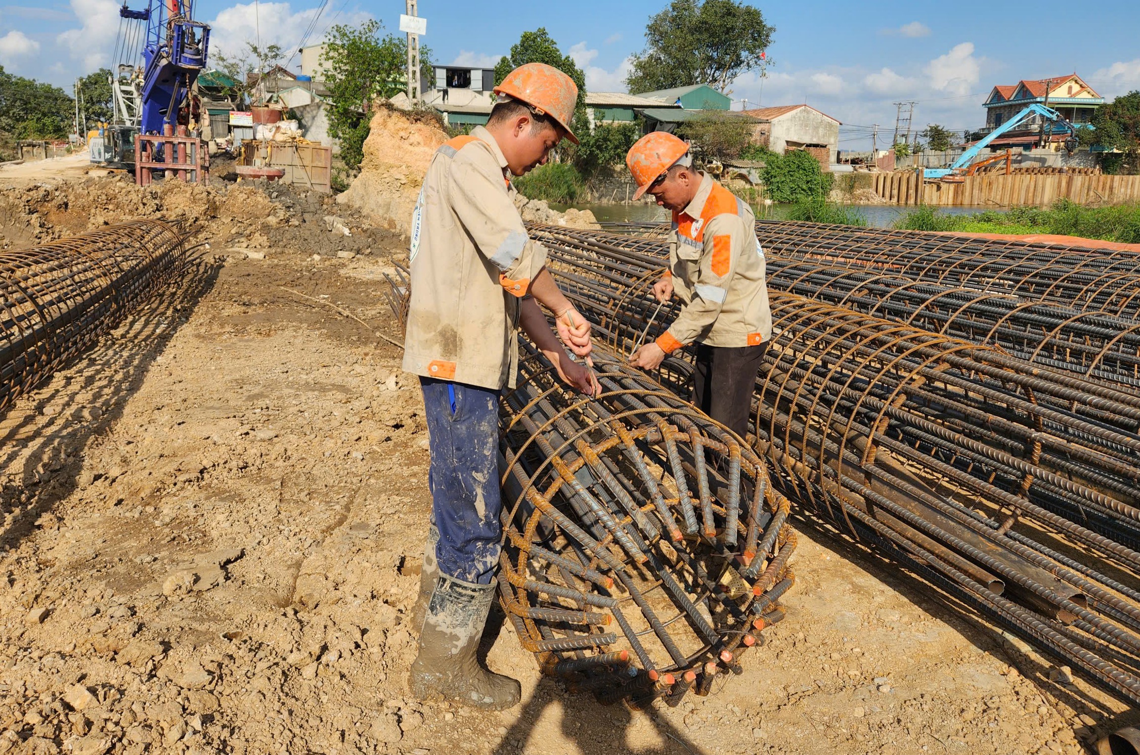 Công nhân dầm mình trong bùn thi công dự án tiêu thoát lũ vùng Bắc Thanh Hóa- Ảnh 8.
