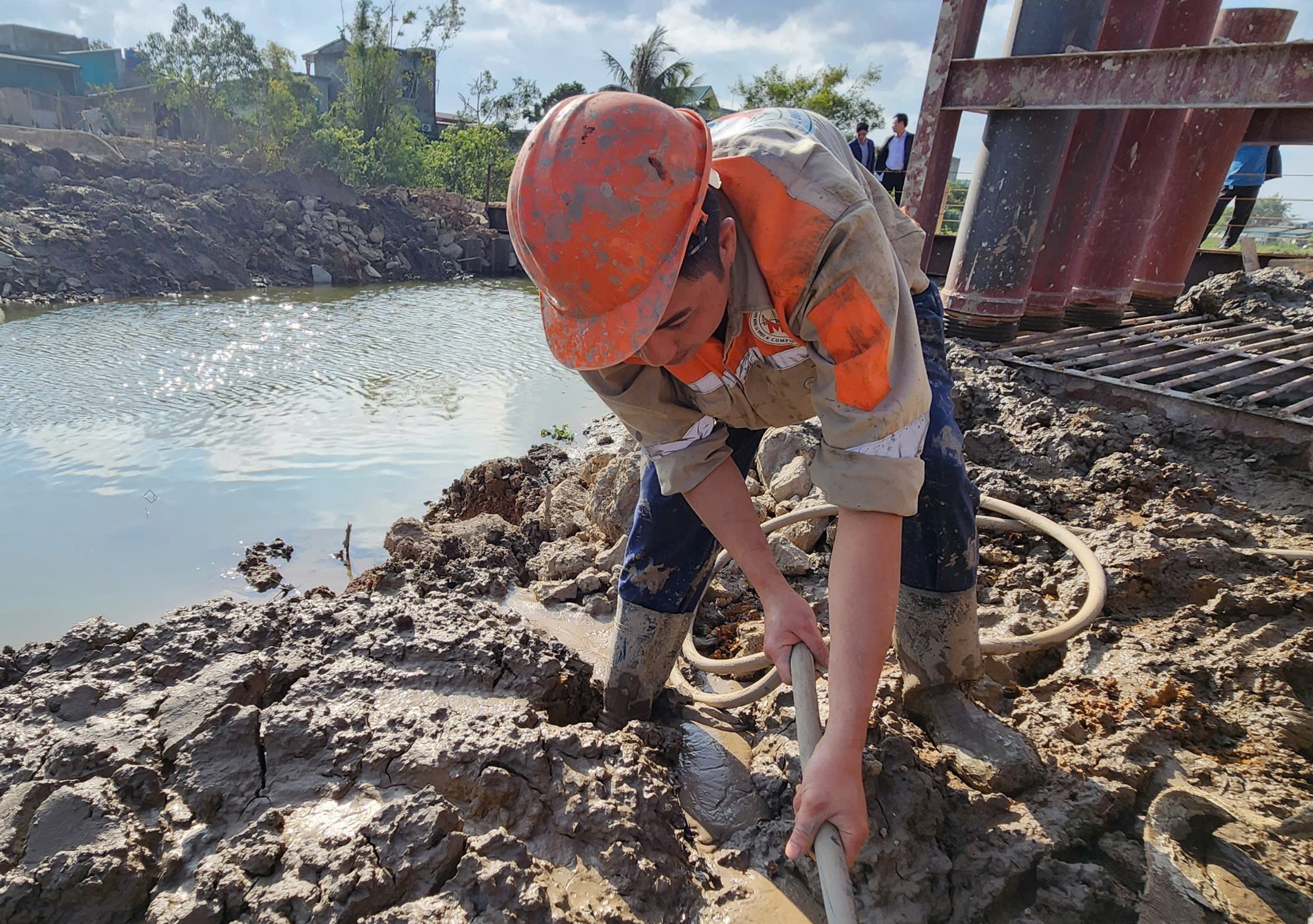 Công nhân dầm mình trong bùn thi công dự án tiêu thoát lũ vùng Bắc Thanh Hóa- Ảnh 5.