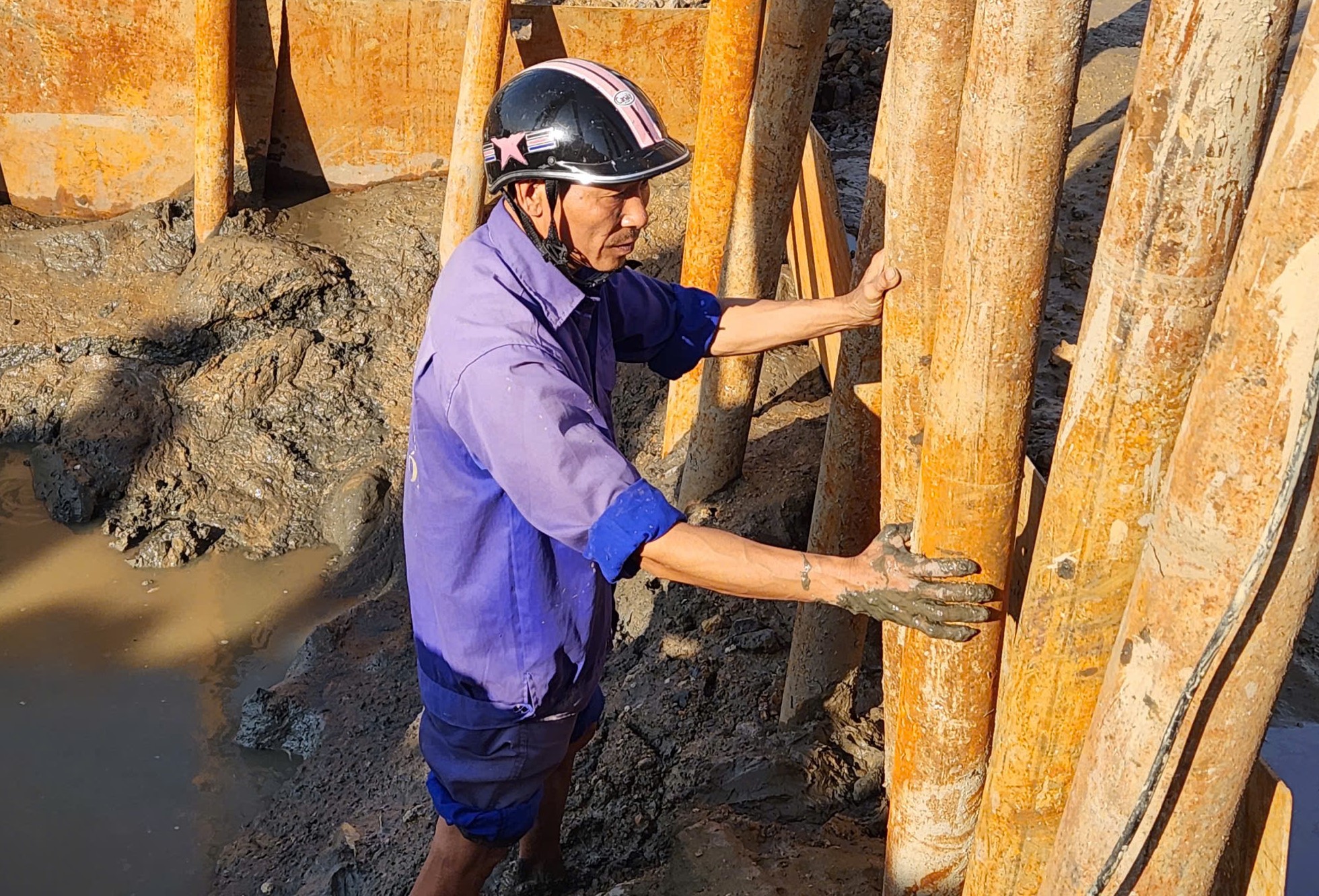 Công nhân dầm mình trong bùn thi công dự án tiêu thoát lũ vùng Bắc Thanh Hóa- Ảnh 4.