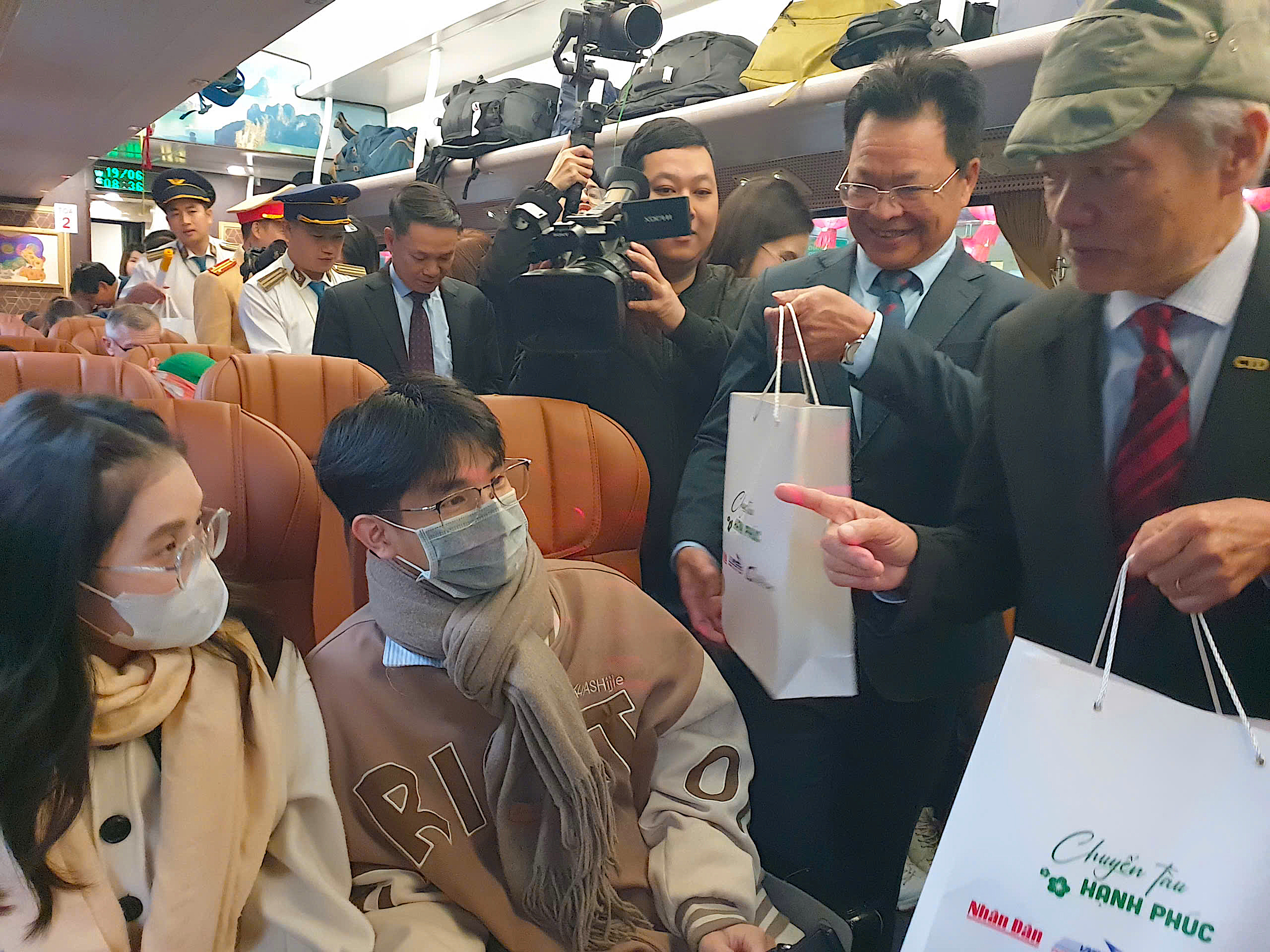 Lần đầu ti&ecirc;n, một đo&agrave;n t&agrave;u kể c&acirc;u chuyện hạnh ph&uacute;c của người Việt- Ảnh 2.