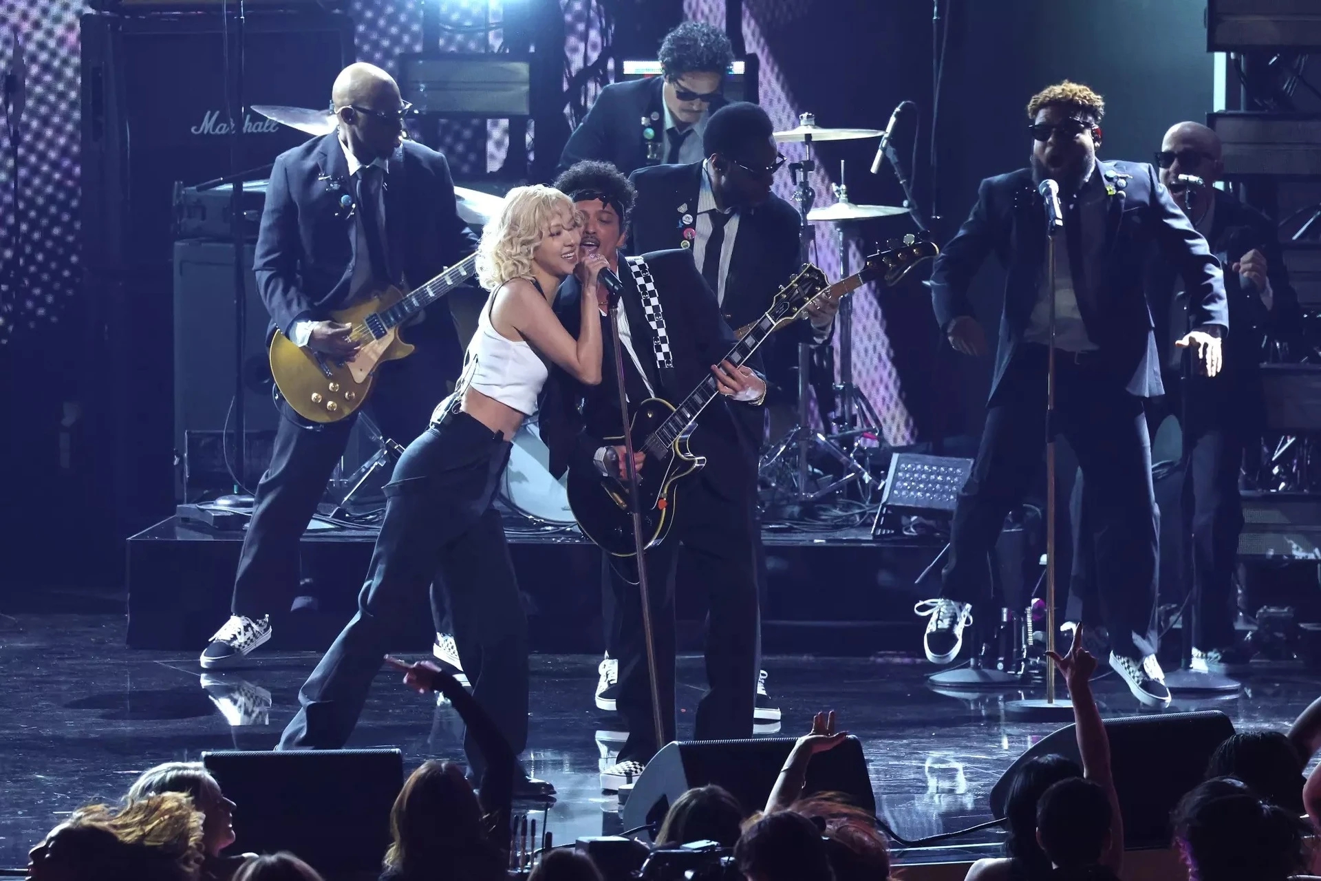 Kết quả Lễ trao giải Grammy 2026: Bad Bunny "lội ngược dòng", Billie Eilish nối dài kỷ lục- Ảnh 1. Kết quả Lễ trao giải Grammy 2026: Bad Bunny "lội ngược dòng", Billie Eilish nối dài kỷ lục- Ảnh 1.