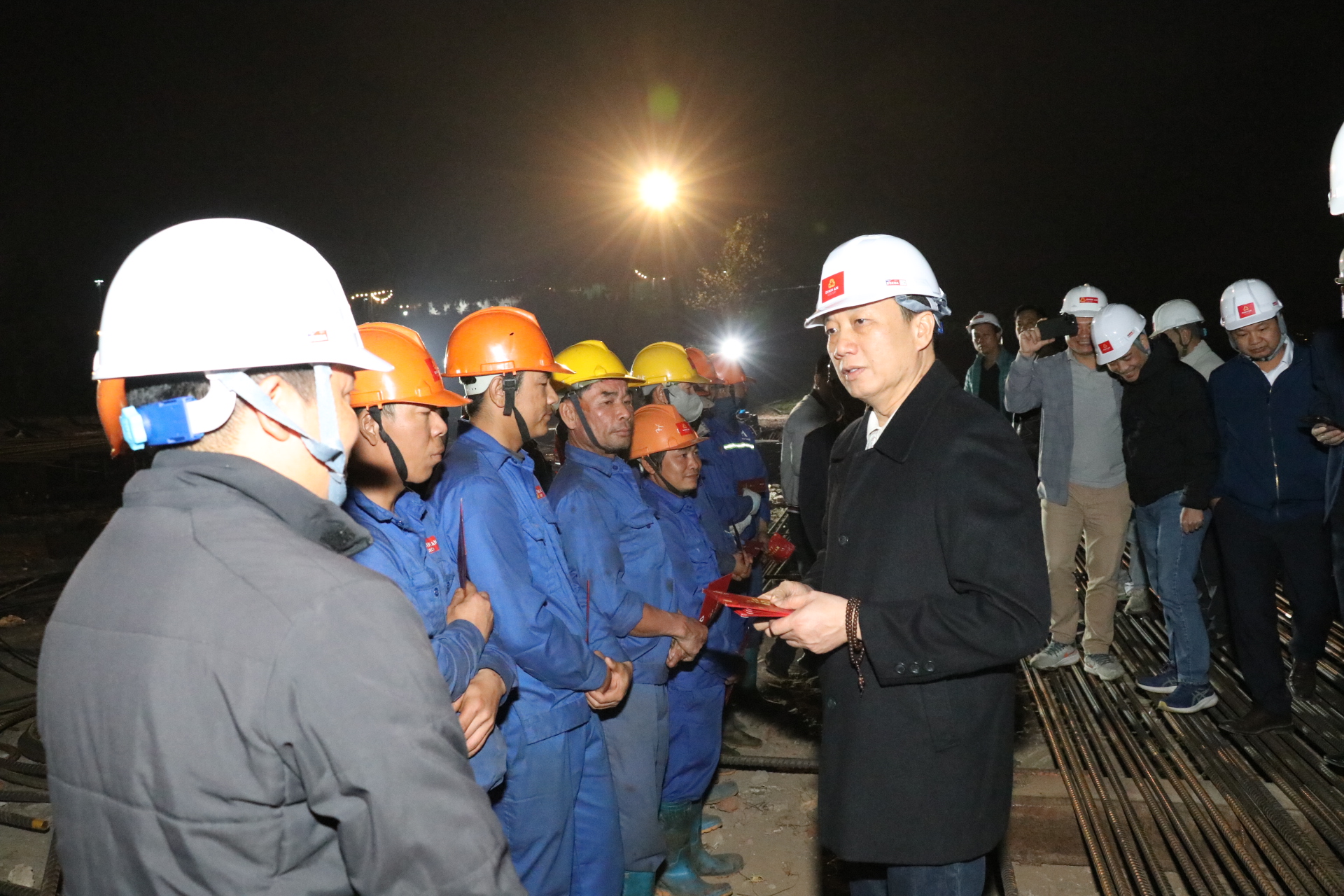 Xuyên đêm bám công trường, nhà thầu lớn quyết tâm đưa cầu Thượng Cát về đích sớm- Ảnh 2. Xuyên đêm bám công trường, nhà thầu lớn quyết tâm đưa cầu Thượng Cát về đích sớm- Ảnh 2.