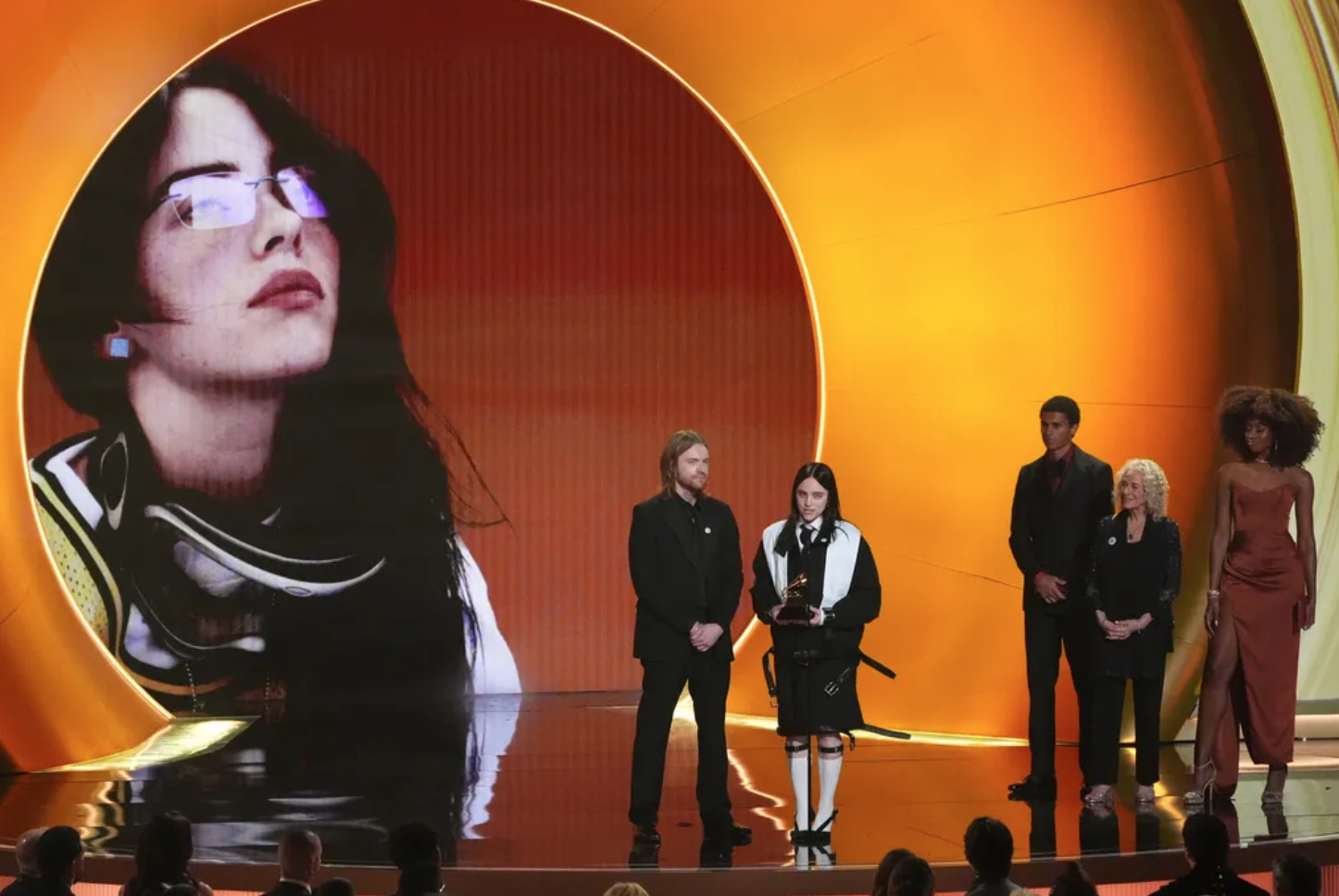 Kết quả Lễ trao giải Grammy 2026: Bad Bunny "lội ngược dòng", Billie Eilish nối dài kỷ lục- Ảnh 4. Kết quả Lễ trao giải Grammy 2026: Bad Bunny "lội ngược dòng", Billie Eilish nối dài kỷ lục- Ảnh 4.