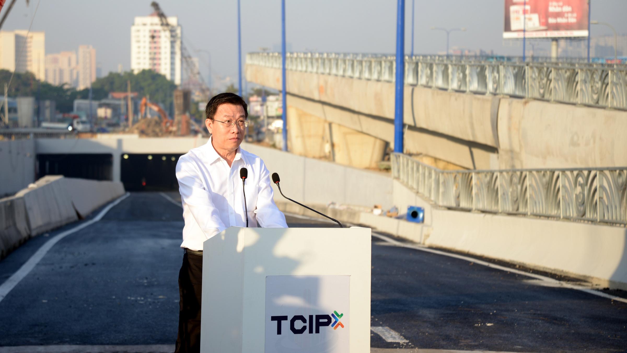 TP.HCM: Thông xe hầm chui HC1-02 nút giao An Phú, người dân phấn khởi đón tin vui đầu năm- Ảnh 2. TP.HCM: Thông xe hầm chui HC1-02 nút giao An Phú, người dân phấn khởi đón tin vui đầu năm- Ảnh 2.