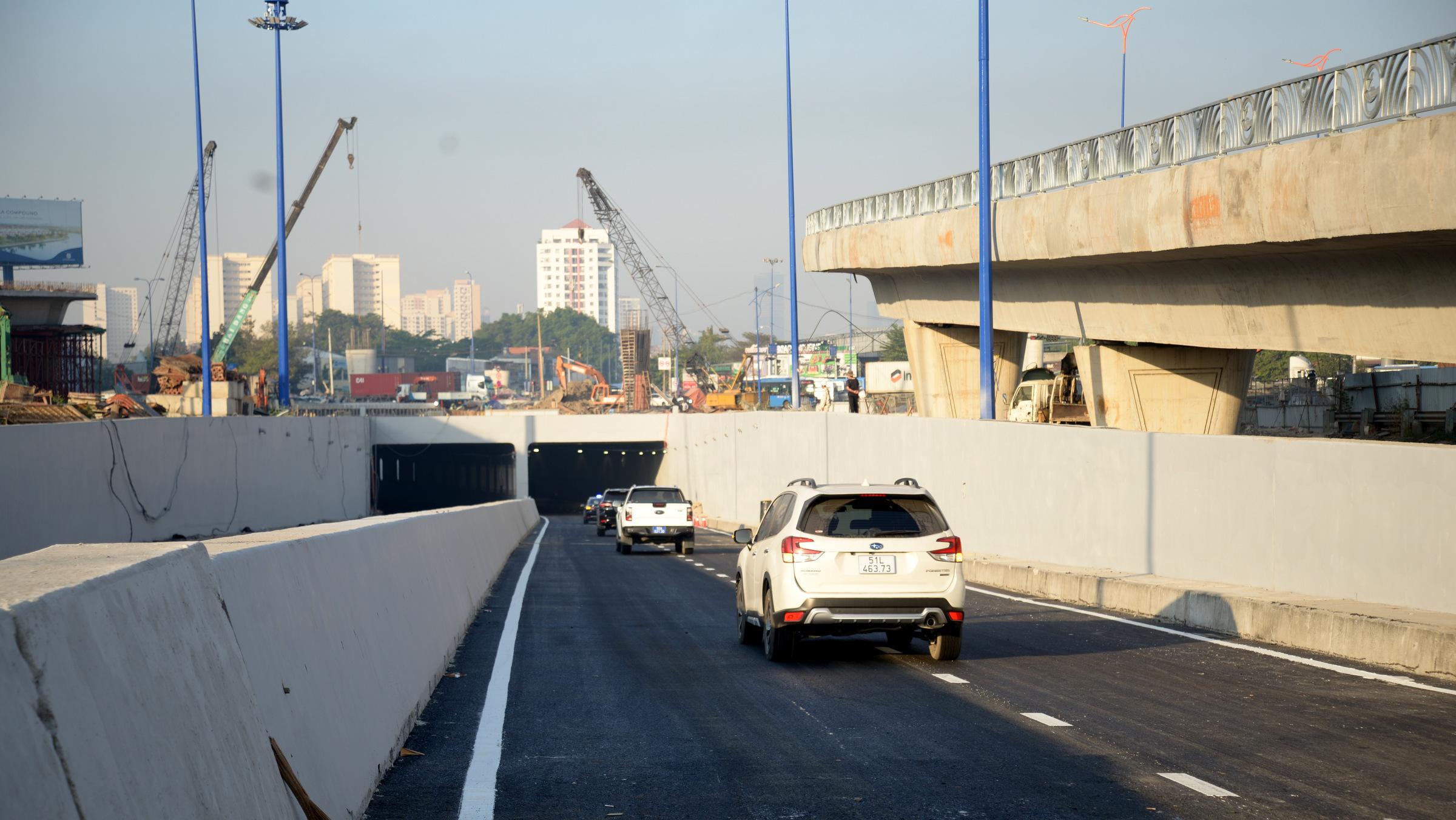 TP.HCM: Thông xe hầm chui HC1-02 nút giao An Phú, người dân phấn khởi đón tin vui đầu năm- Ảnh 4. TP.HCM: Thông xe hầm chui HC1-02 nút giao An Phú, người dân phấn khởi đón tin vui đầu năm- Ảnh 4.