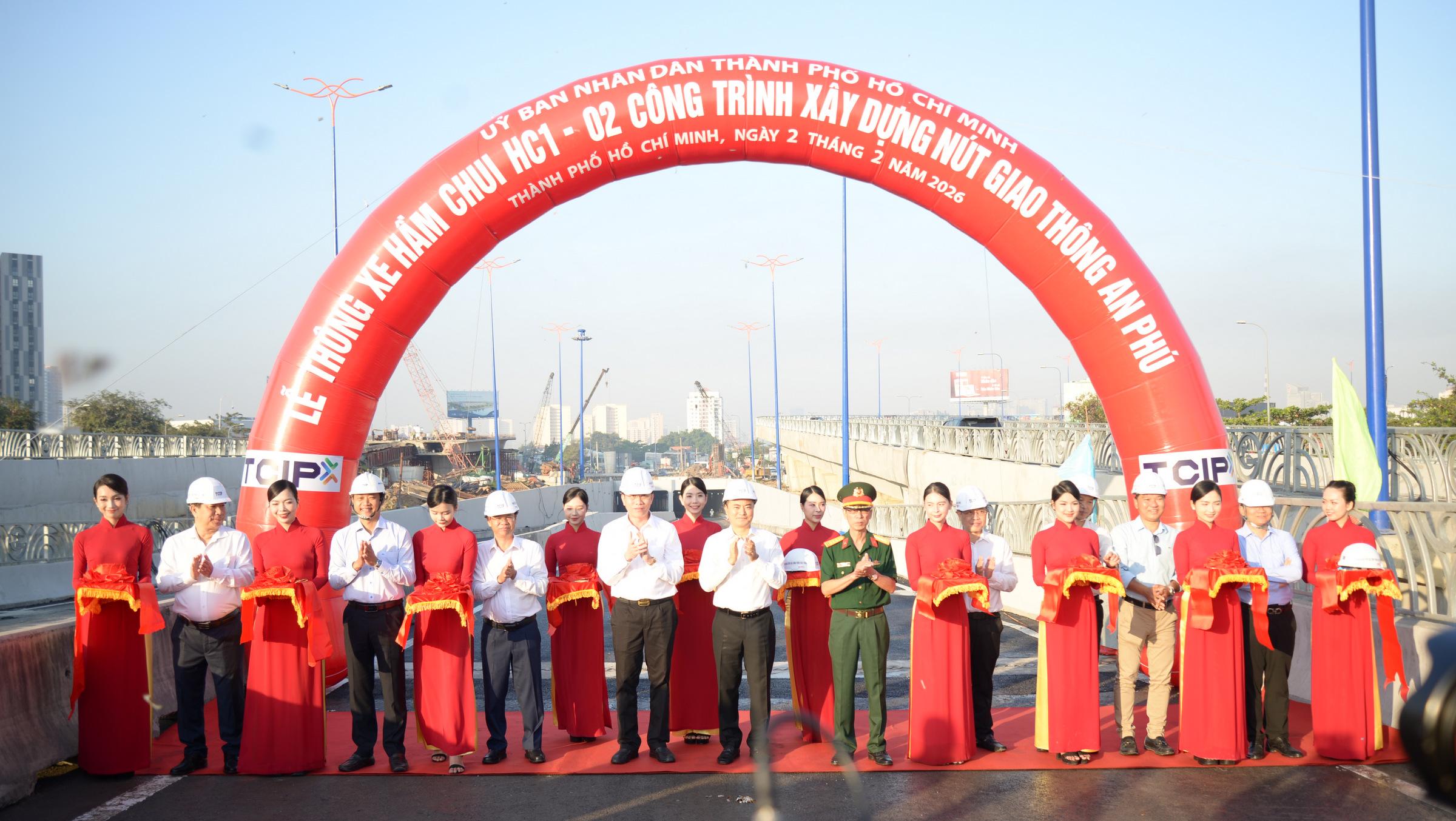 TP.HCM: Thông xe hầm chui HC1-02 nút giao An Phú, người dân phấn khởi đón tin vui đầu năm- Ảnh 1. TP.HCM: Thông xe hầm chui HC1-02 nút giao An Phú, người dân phấn khởi đón tin vui đầu năm- Ảnh 1.