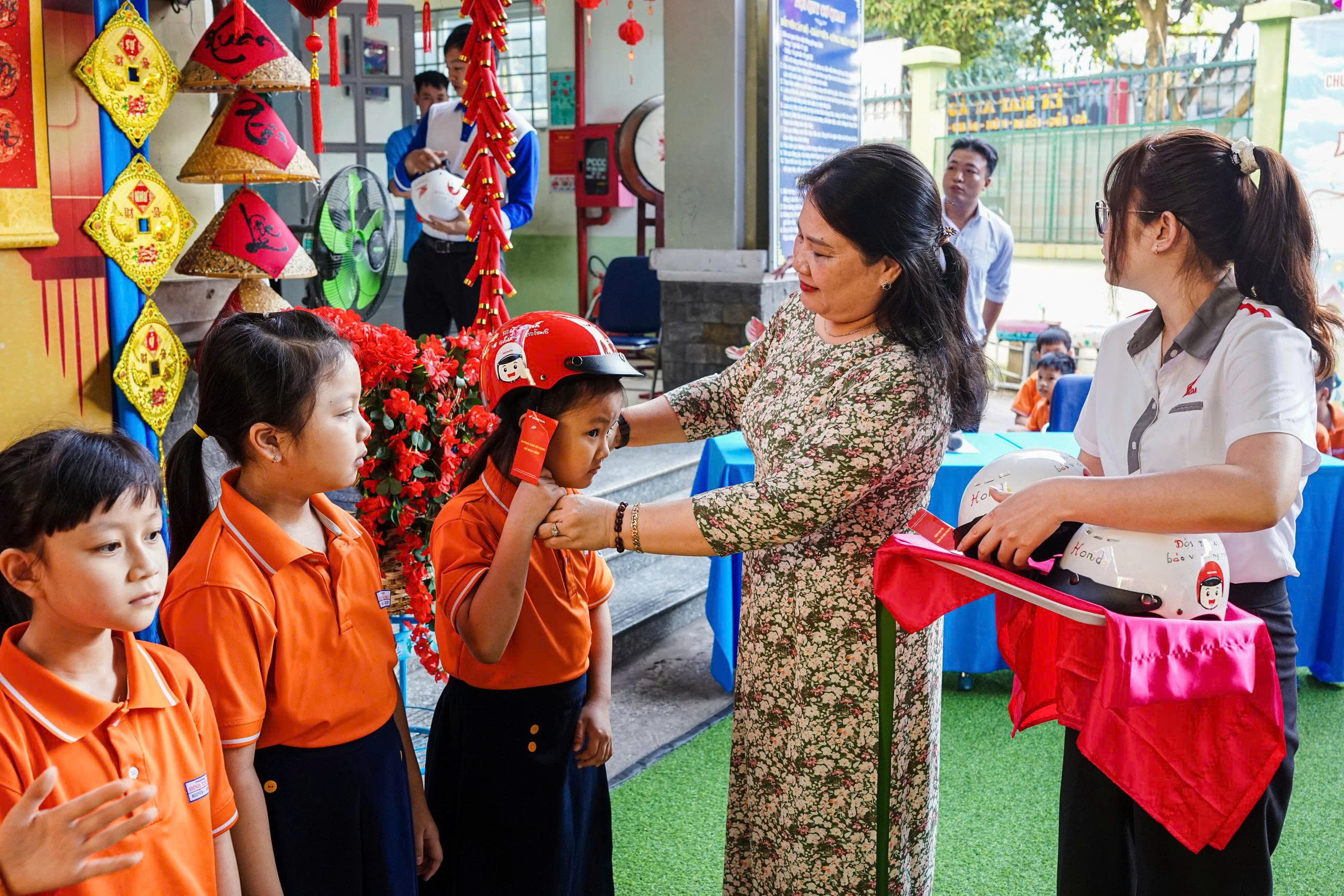 HEAD Sơn Minh trao mũ bảo hiểm, tập huấn ATGT cho học sinh trường tiểu học ở TP.HCM- Ảnh 1.
