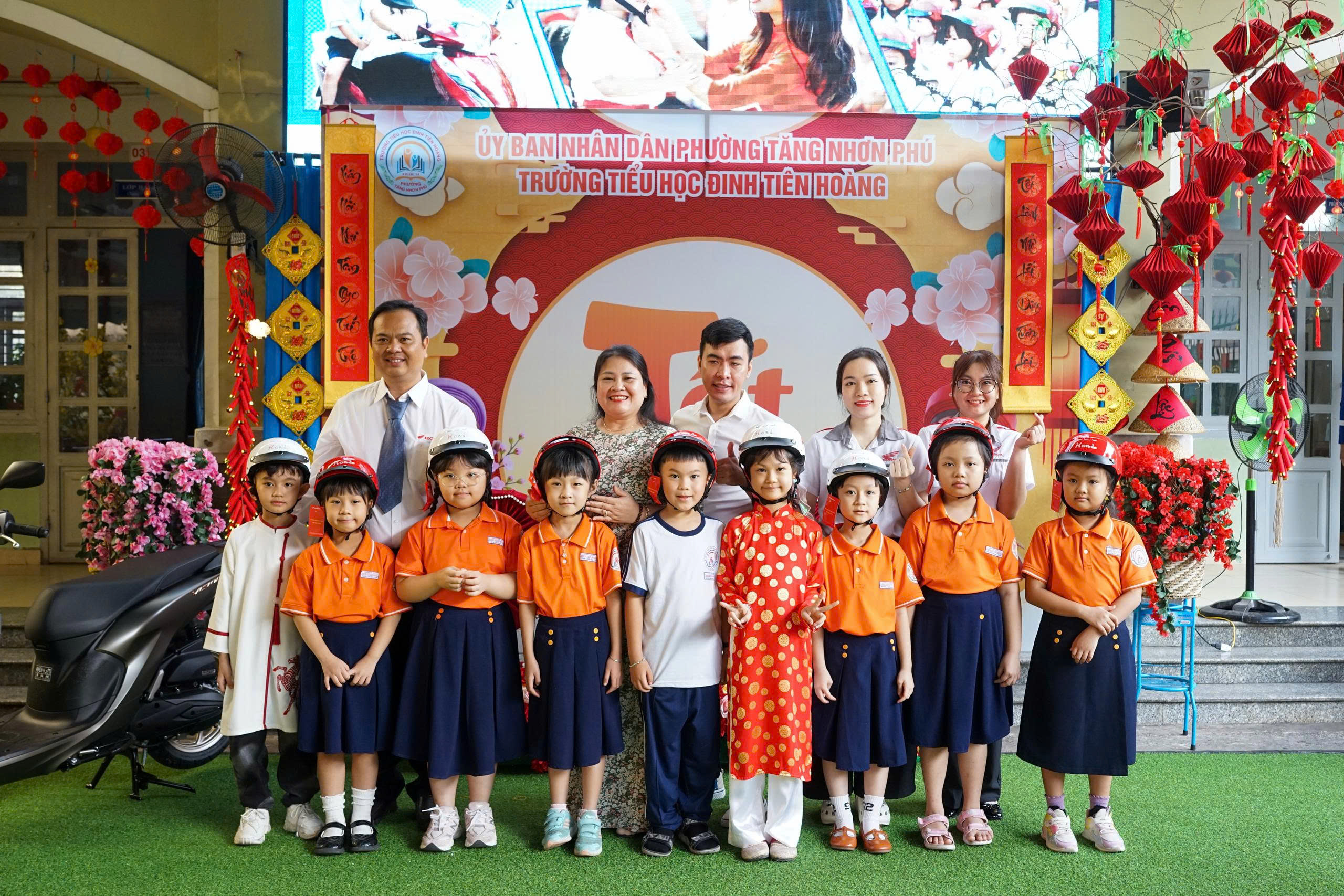 HEAD Sơn Minh trao mũ bảo hiểm, tập huấn ATGT cho học sinh trường tiểu học ở TP.HCM- Ảnh 2.