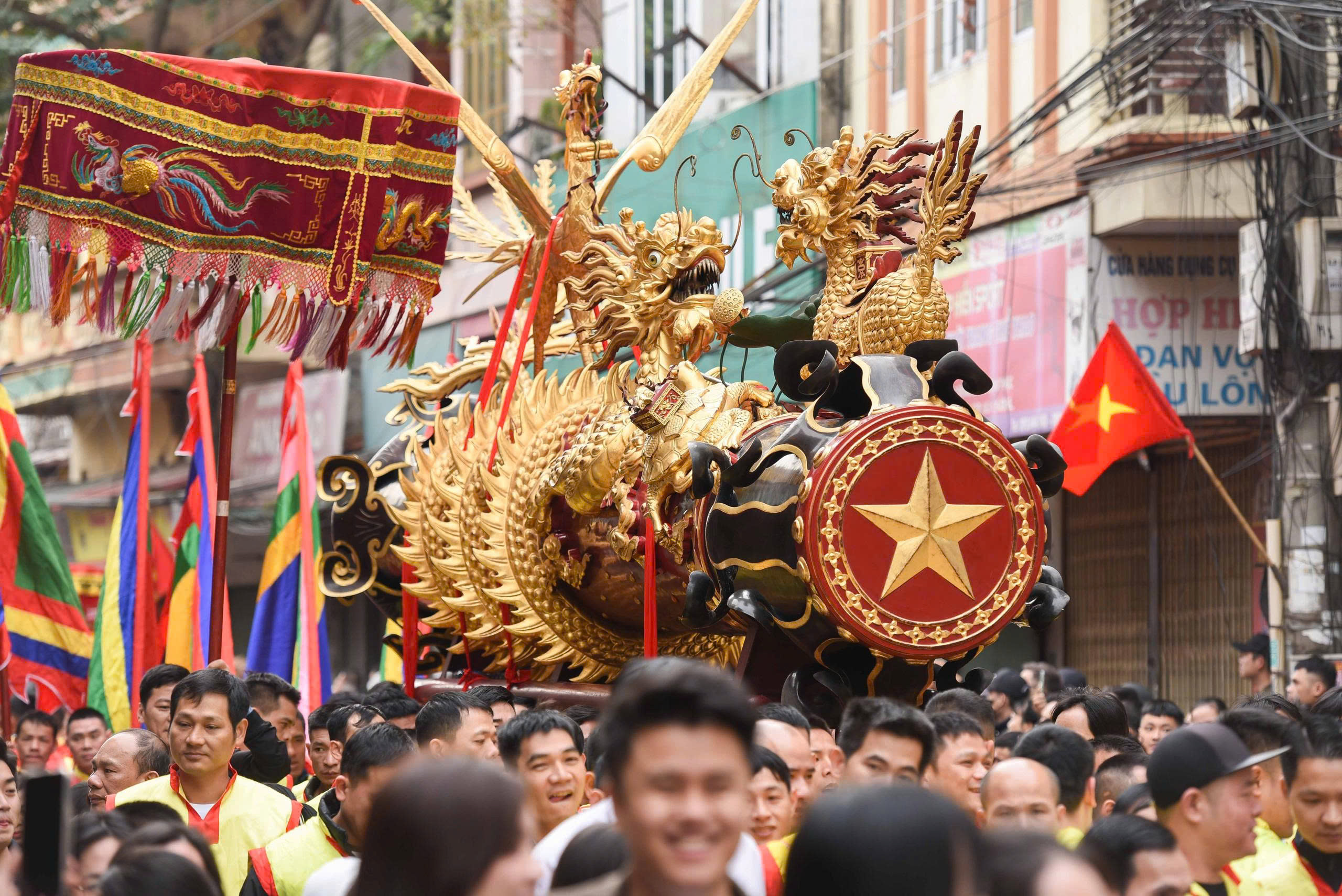 H&agrave;ng ngh&igrave;n người rước si&ecirc;u ph&aacute;o nặng gần 1 tấn ở Bắc Ninh- Ảnh 1.