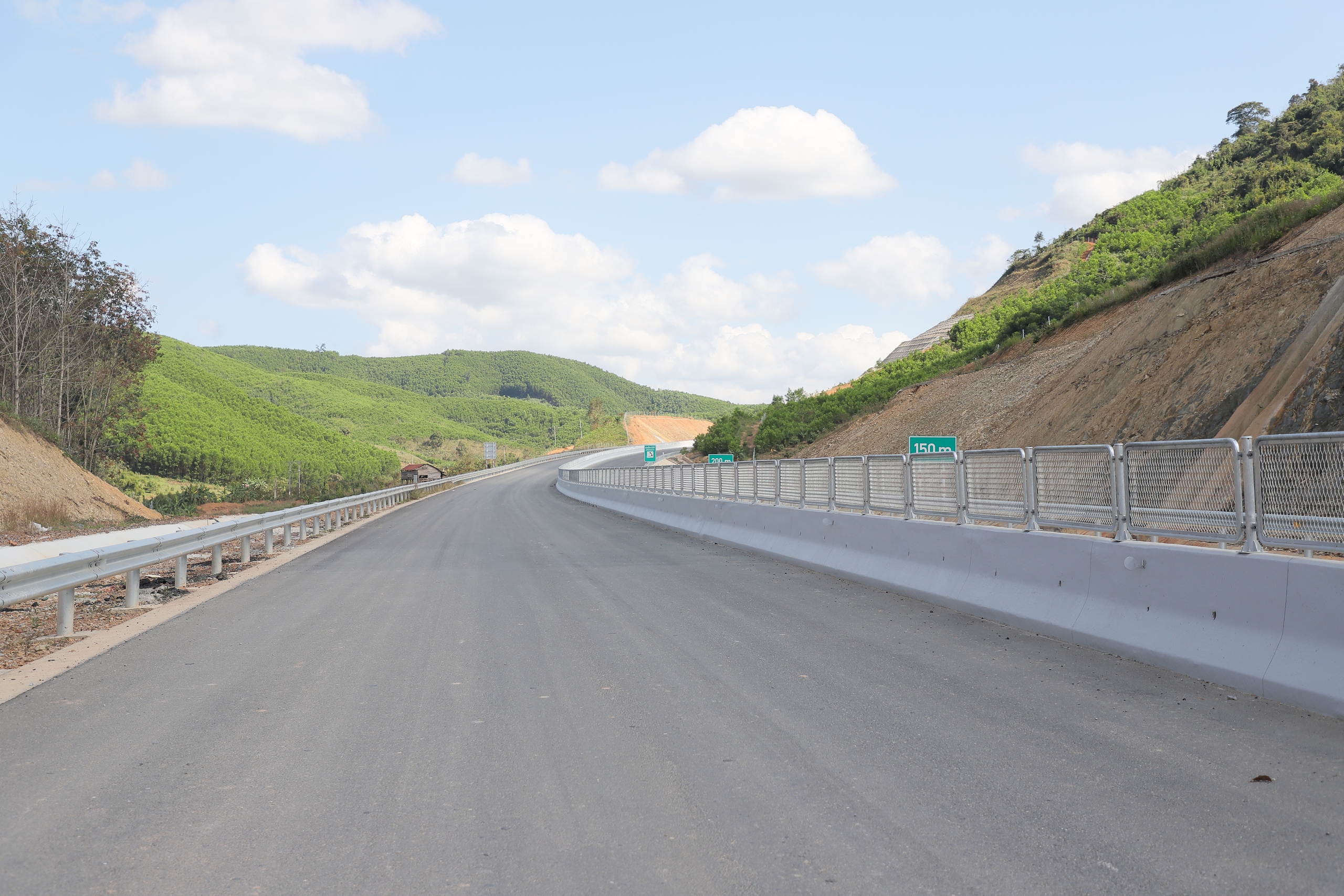 Cao tốc Kh&aacute;nh H&ograve;a - Bu&ocirc;n Ma Thuột kết nối rừng - biển sắp đưa v&agrave;o khai th&aacute;c- Ảnh 11.