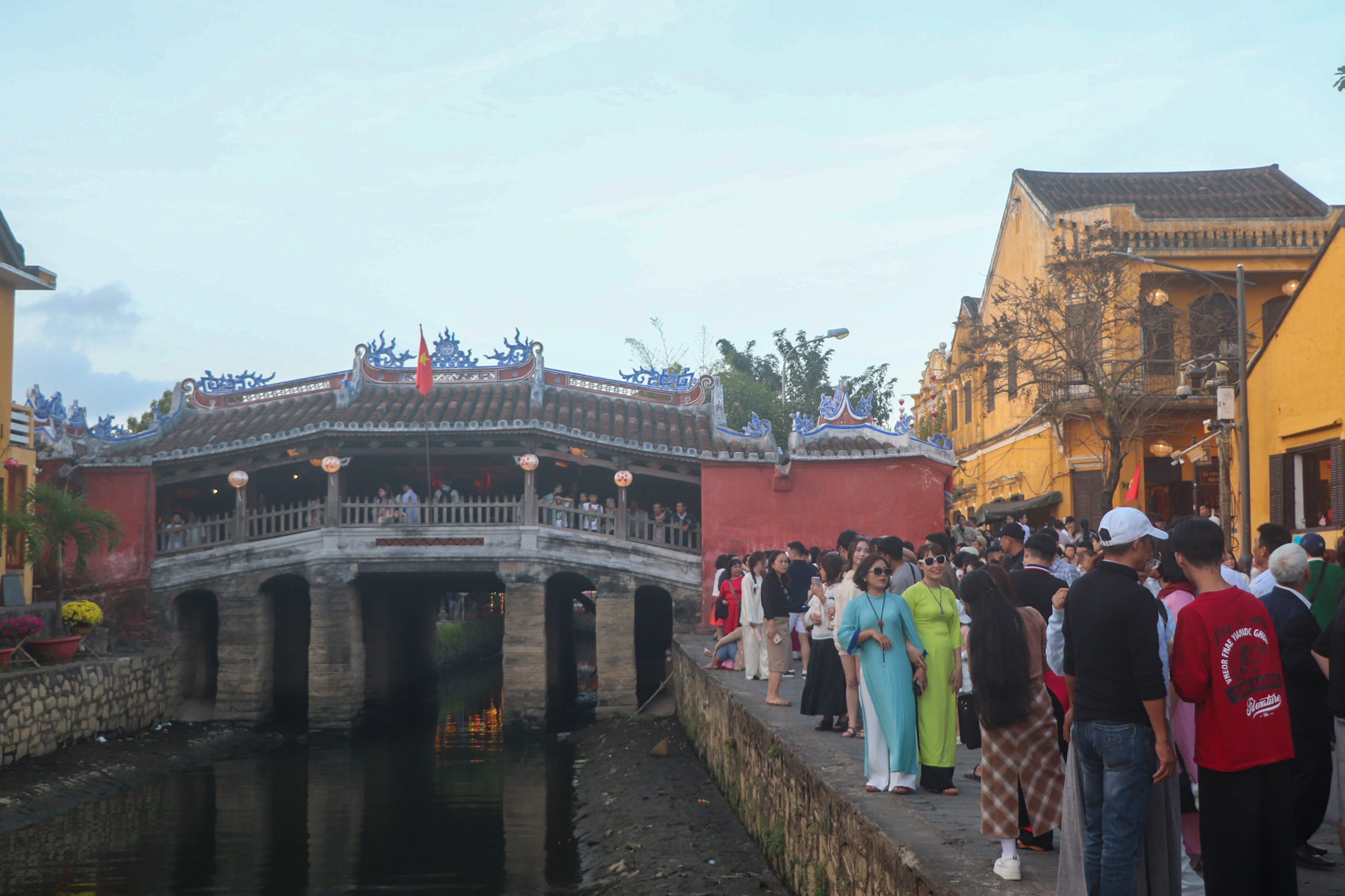 H&agrave;ng chục ngh&igrave;n du kh&aacute;ch tham quan phố cổ Hội An đầu Xu&acirc;n- Ảnh 2.