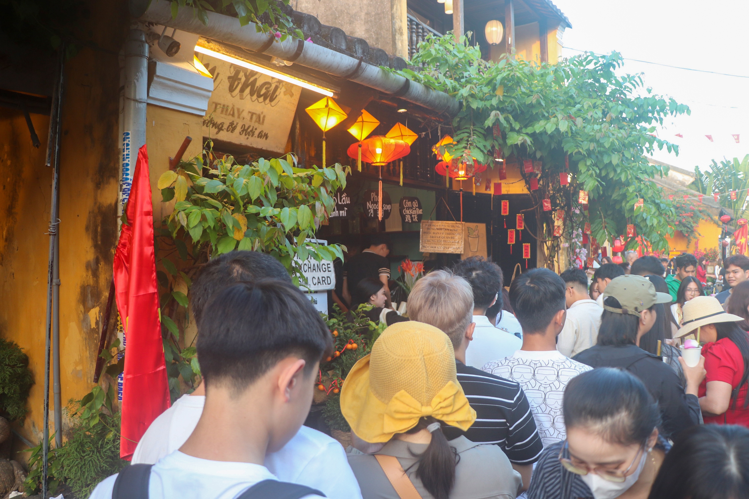 H&agrave;ng chục ngh&igrave;n du kh&aacute;ch tham quan phố cổ Hội An đầu Xu&acirc;n- Ảnh 9.