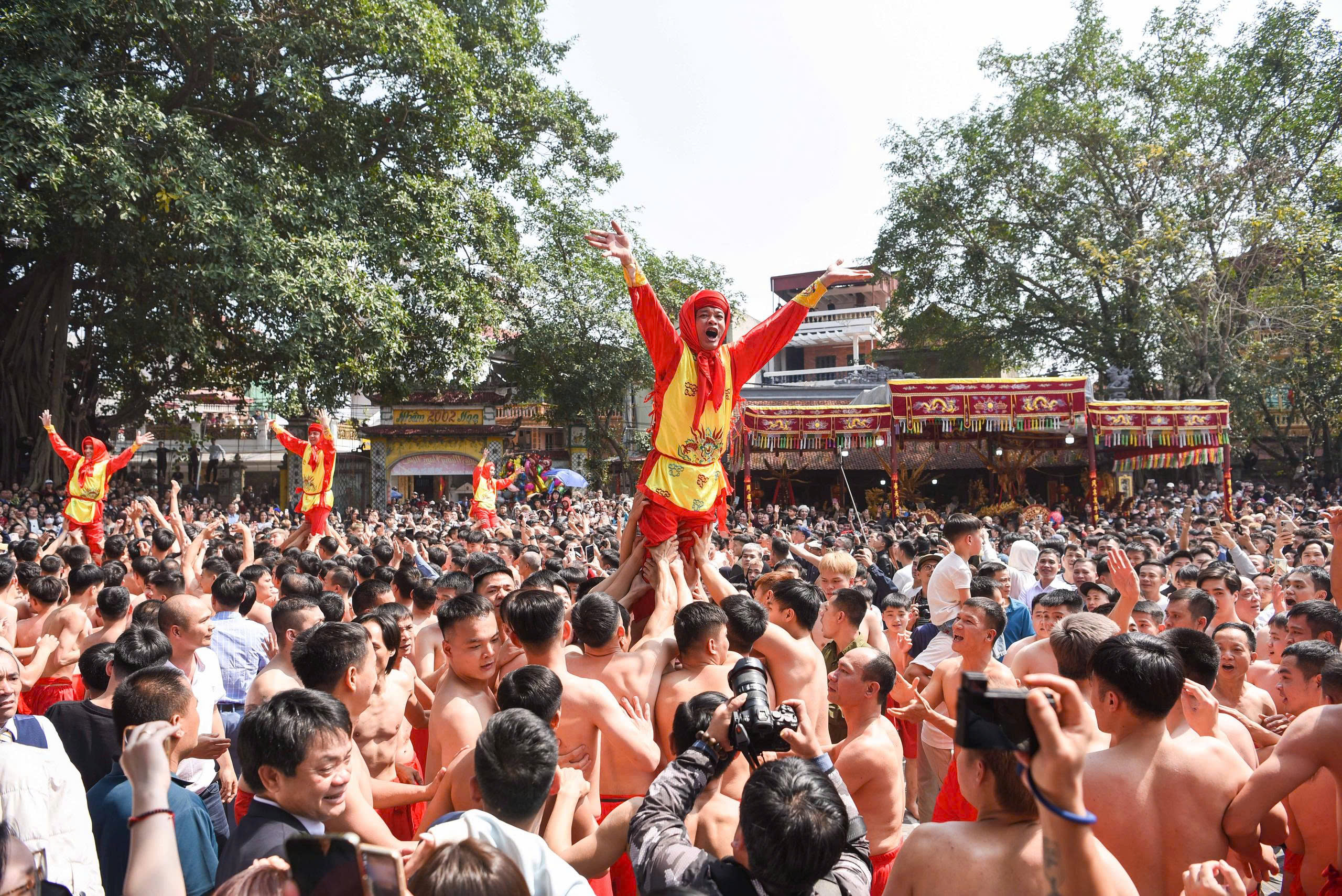 H&agrave;ng ngh&igrave;n người rước si&ecirc;u ph&aacute;o nặng gần 1 tấn ở Bắc Ninh- Ảnh 9.