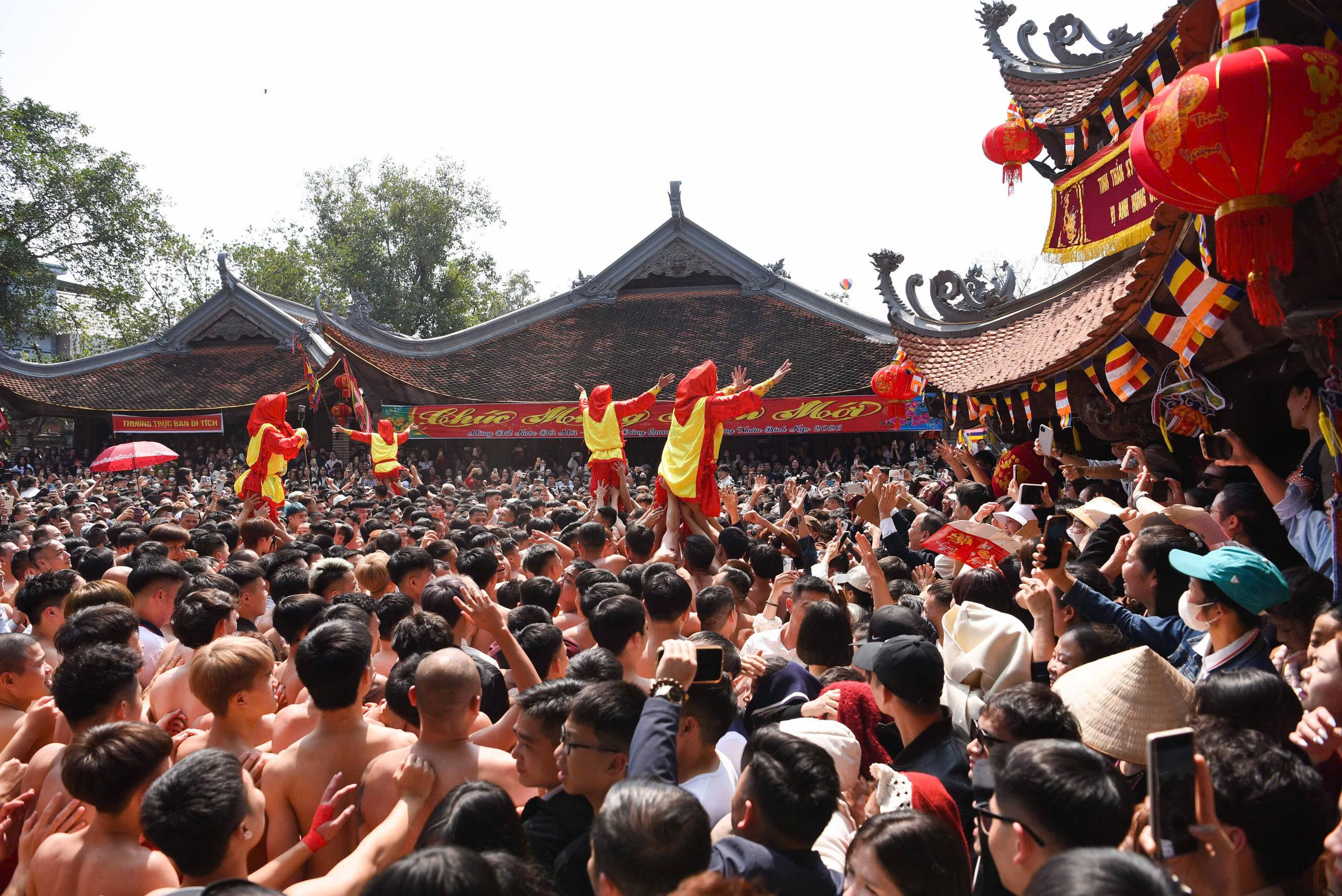 H&agrave;ng ngh&igrave;n người rước si&ecirc;u ph&aacute;o nặng gần 1 tấn ở Bắc Ninh- Ảnh 11.