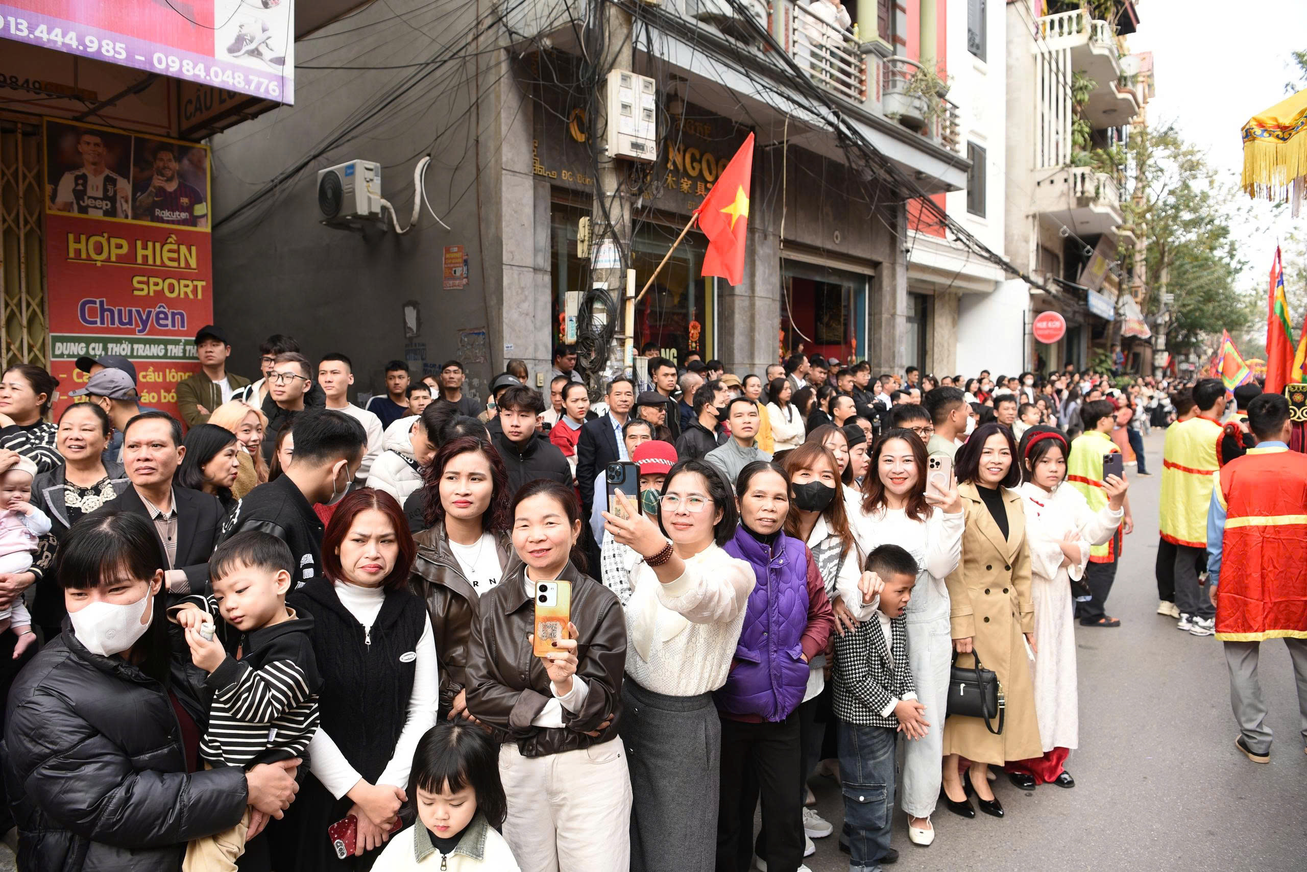 H&agrave;ng ngh&igrave;n người rước si&ecirc;u ph&aacute;o nặng gần 1 tấn ở Bắc Ninh- Ảnh 17.