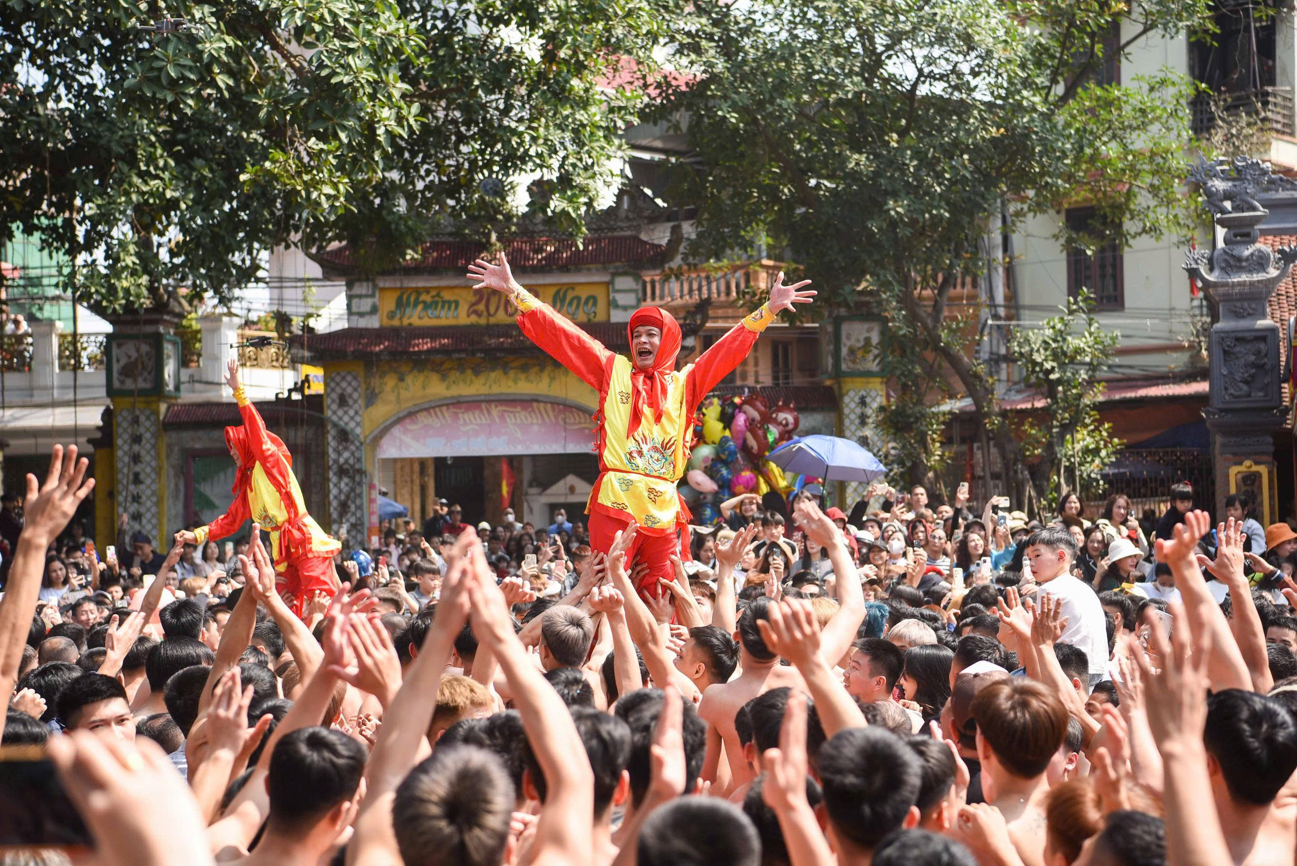 H&agrave;ng ngh&igrave;n người rước si&ecirc;u ph&aacute;o nặng gần 1 tấn ở Bắc Ninh- Ảnh 2.
