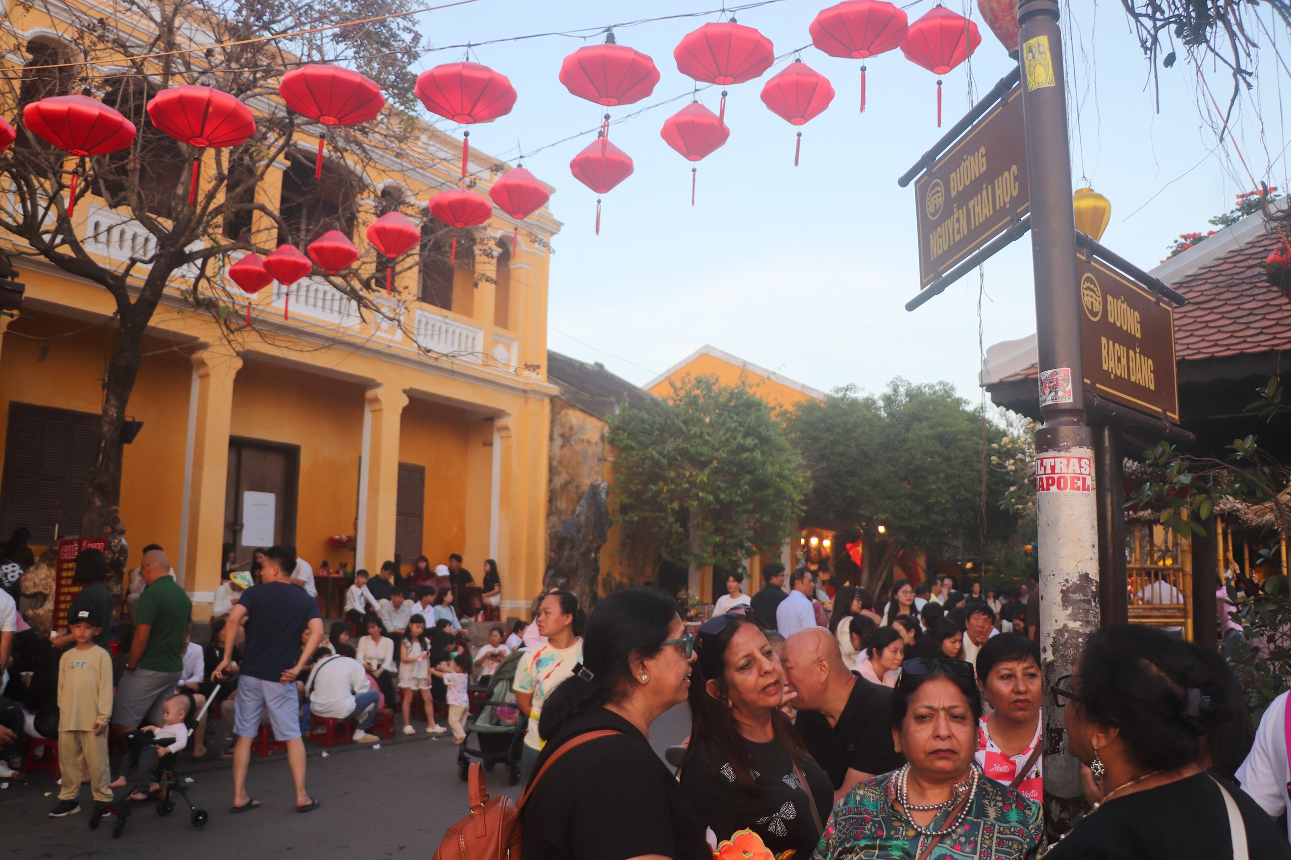 H&agrave;ng chục ngh&igrave;n du kh&aacute;ch tham quan phố cổ Hội An đầu Xu&acirc;n- Ảnh 3.