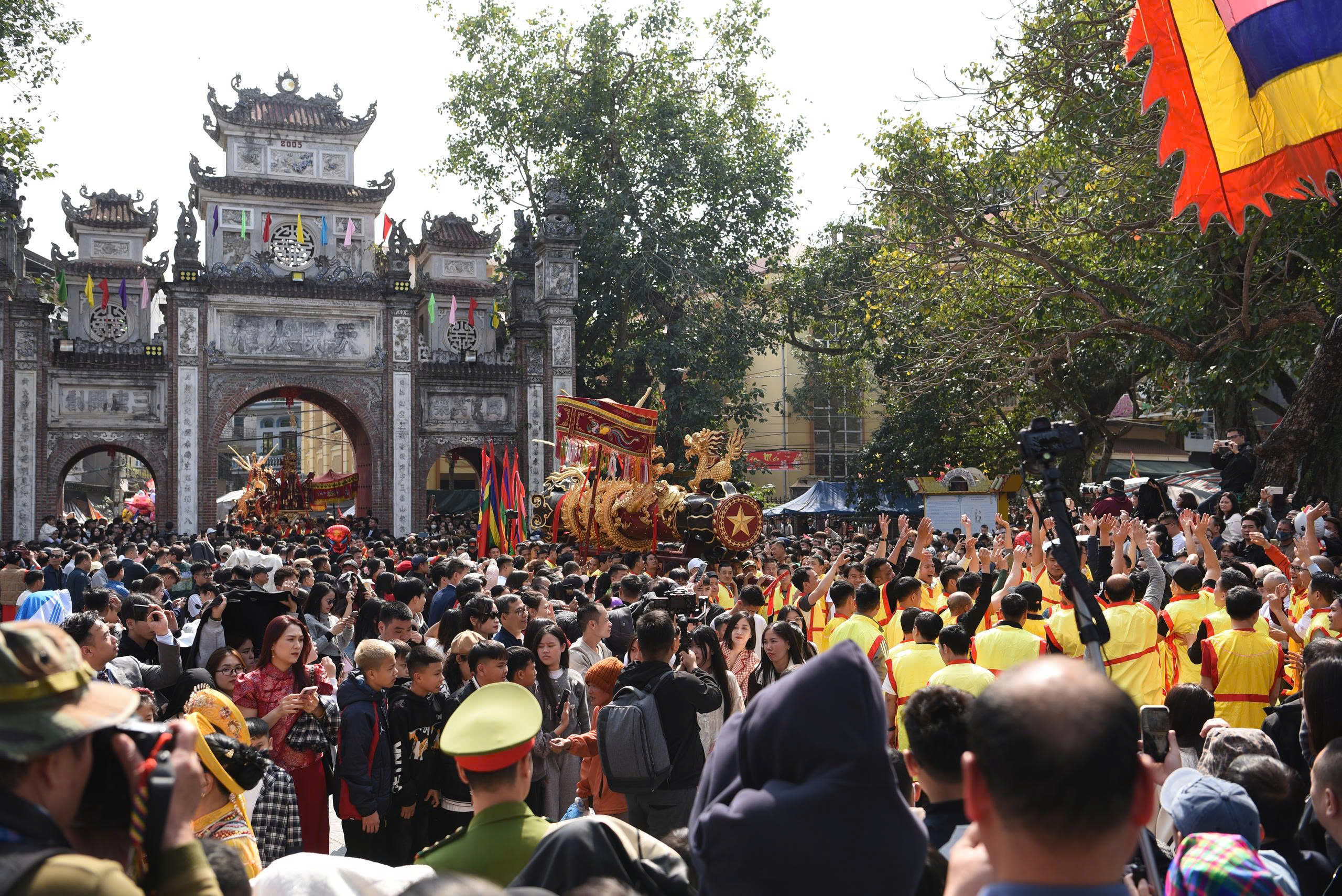 H&agrave;ng ngh&igrave;n người rước si&ecirc;u ph&aacute;o nặng gần 1 tấn ở Bắc Ninh- Ảnh 12.