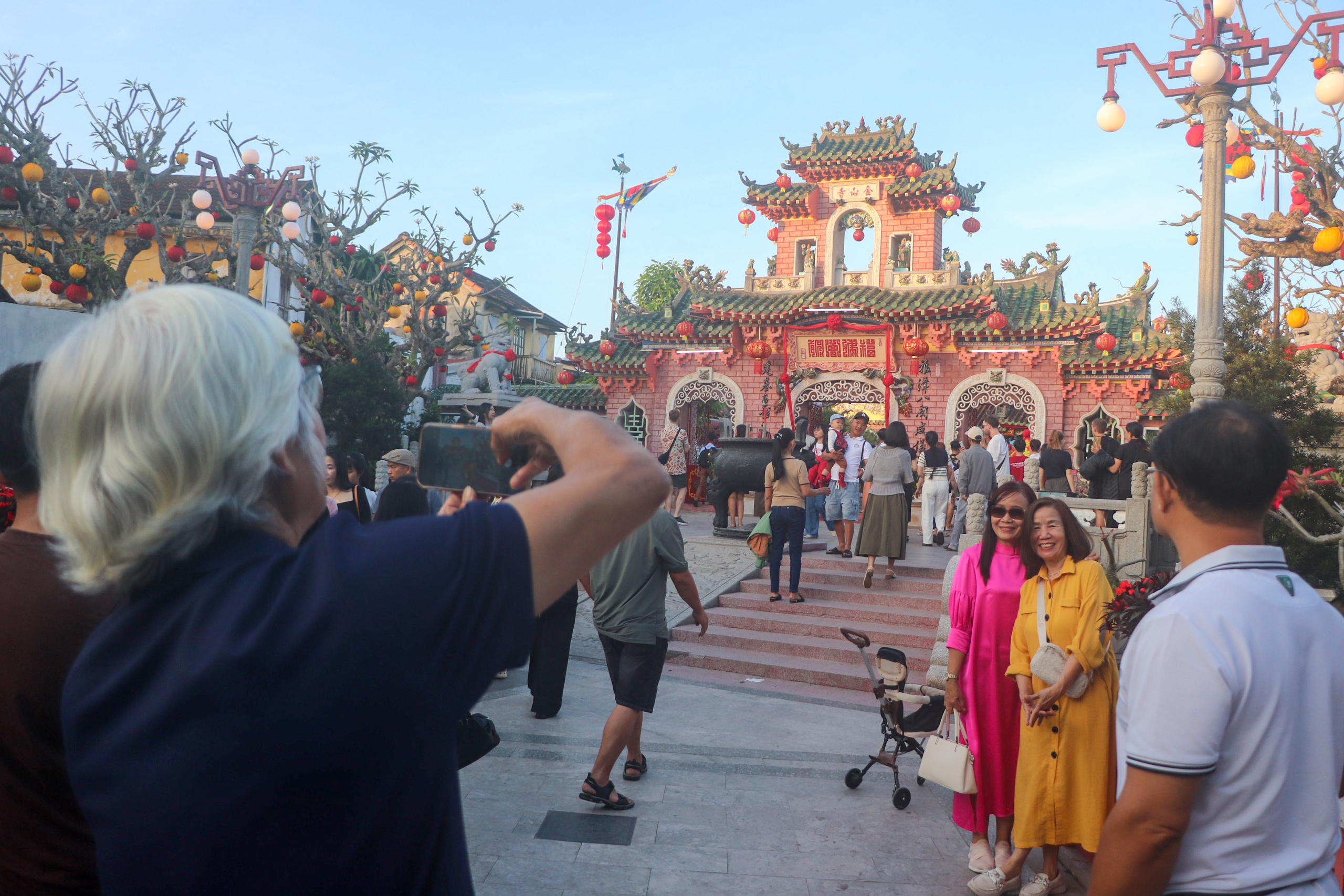 H&agrave;ng chục ngh&igrave;n du kh&aacute;ch tham quan phố cổ Hội An đầu Xu&acirc;n- Ảnh 4.