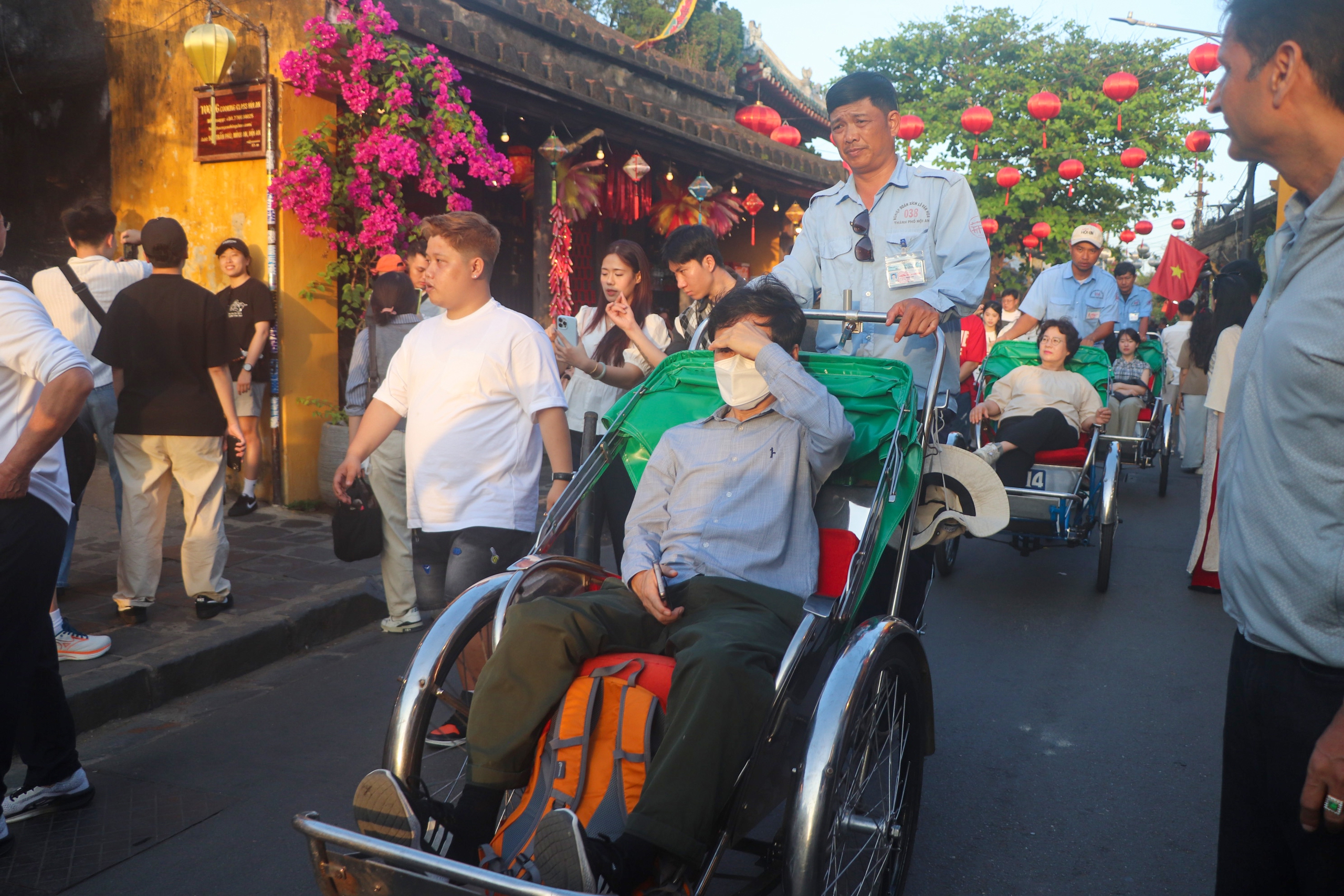 H&agrave;ng chục ngh&igrave;n du kh&aacute;ch tham quan phố cổ Hội An đầu Xu&acirc;n- Ảnh 5.