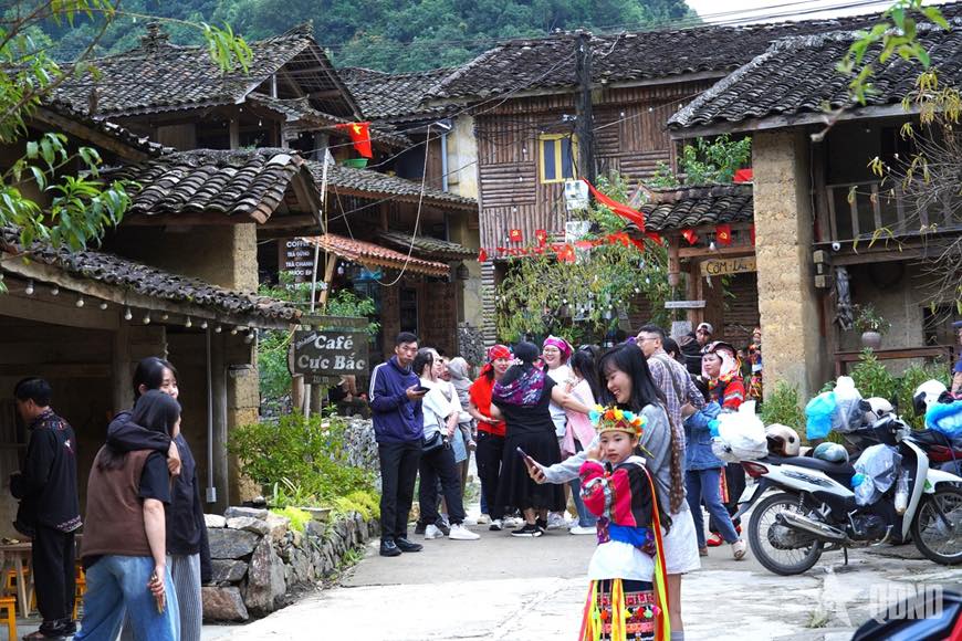Tuy&ecirc;n Quang: H&agrave;ng vạn du kh&aacute;ch đến c&aacute;c điểm du lịch cực Bắc- Ảnh 4.