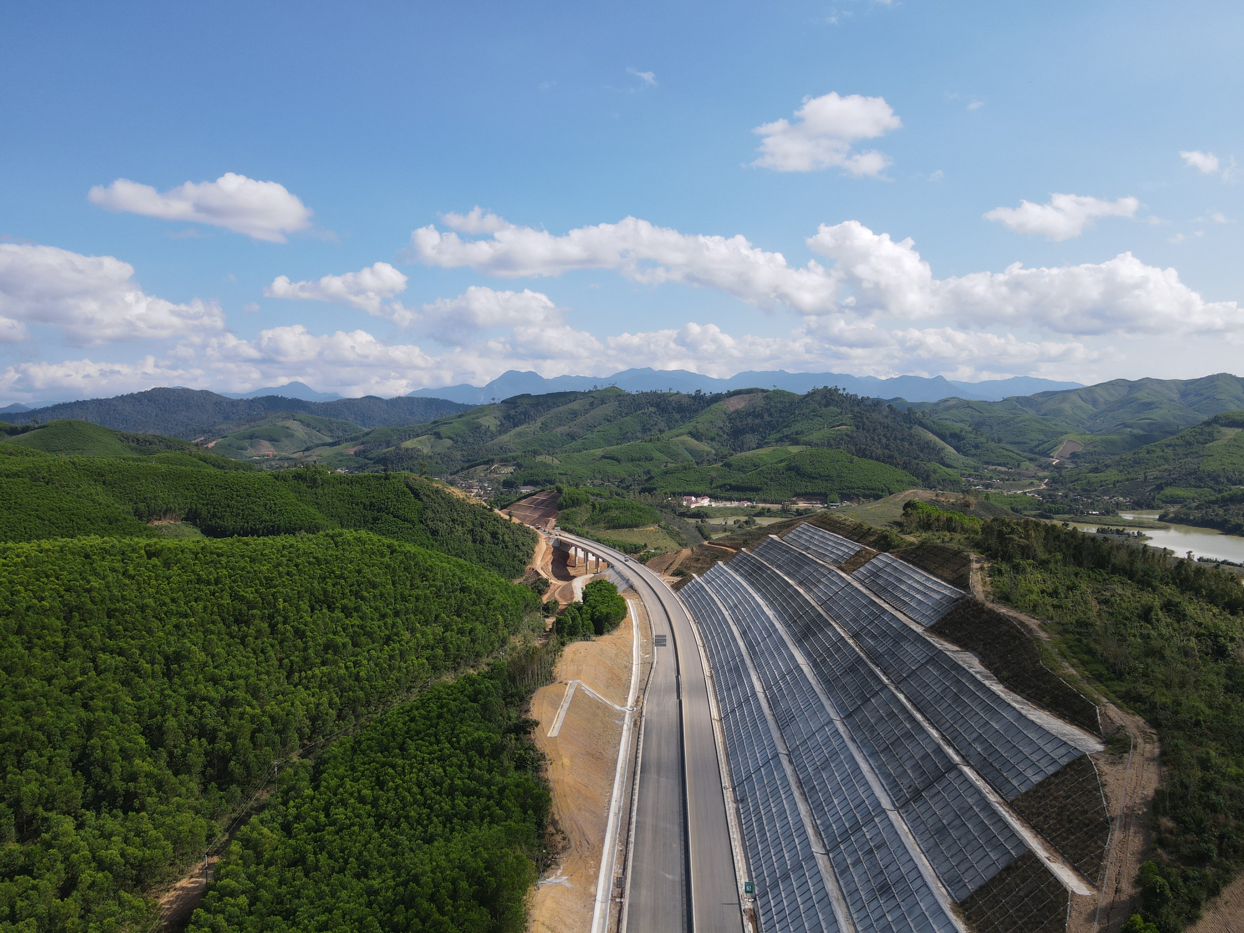 Cao tốc Kh&aacute;nh H&ograve;a - Bu&ocirc;n Ma Thuột kết nối rừng - biển sắp đưa v&agrave;o khai th&aacute;c- Ảnh 7.