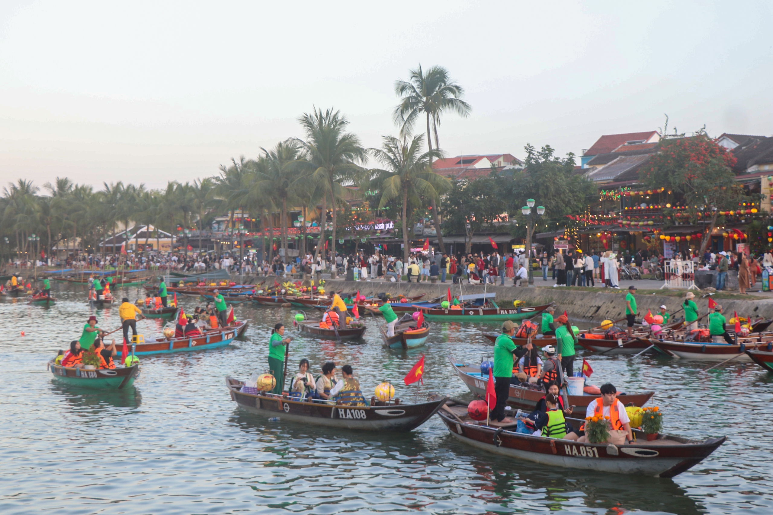 H&agrave;ng chục ngh&igrave;n du kh&aacute;ch tham quan phố cổ Hội An đầu Xu&acirc;n- Ảnh 7.