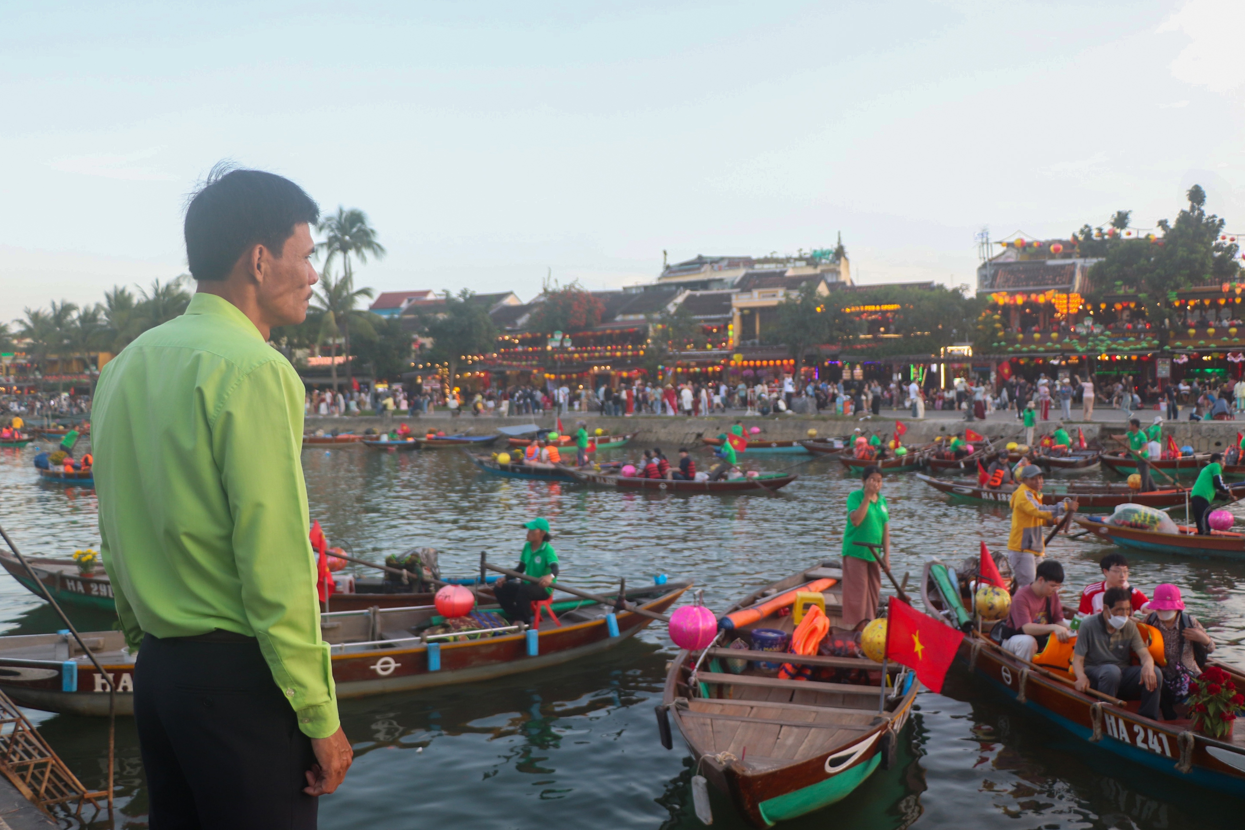 H&agrave;ng chục ngh&igrave;n du kh&aacute;ch tham quan phố cổ Hội An đầu Xu&acirc;n- Ảnh 8.