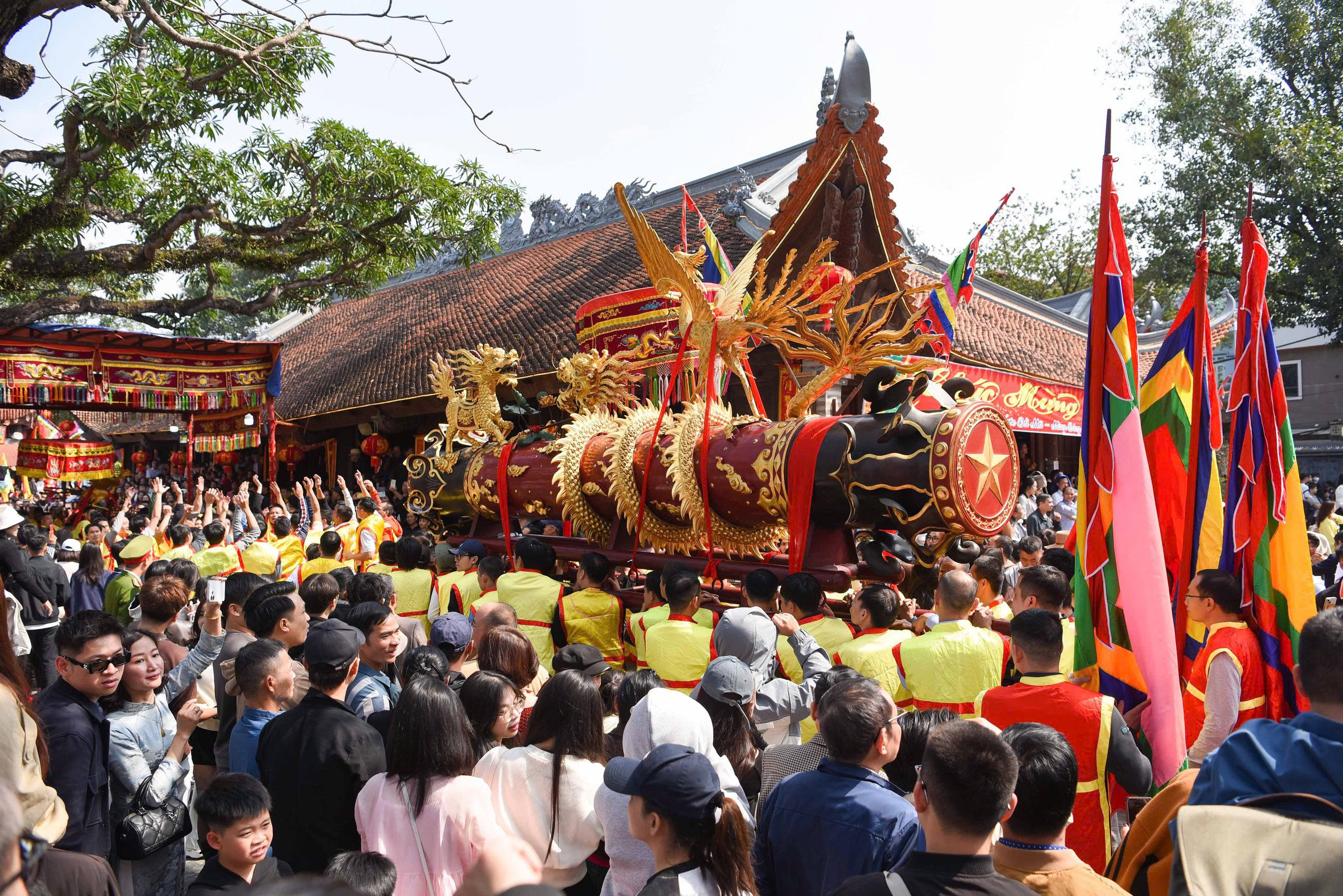 H&agrave;ng ngh&igrave;n người rước si&ecirc;u ph&aacute;o nặng gần 1 tấn ở Bắc Ninh- Ảnh 7.