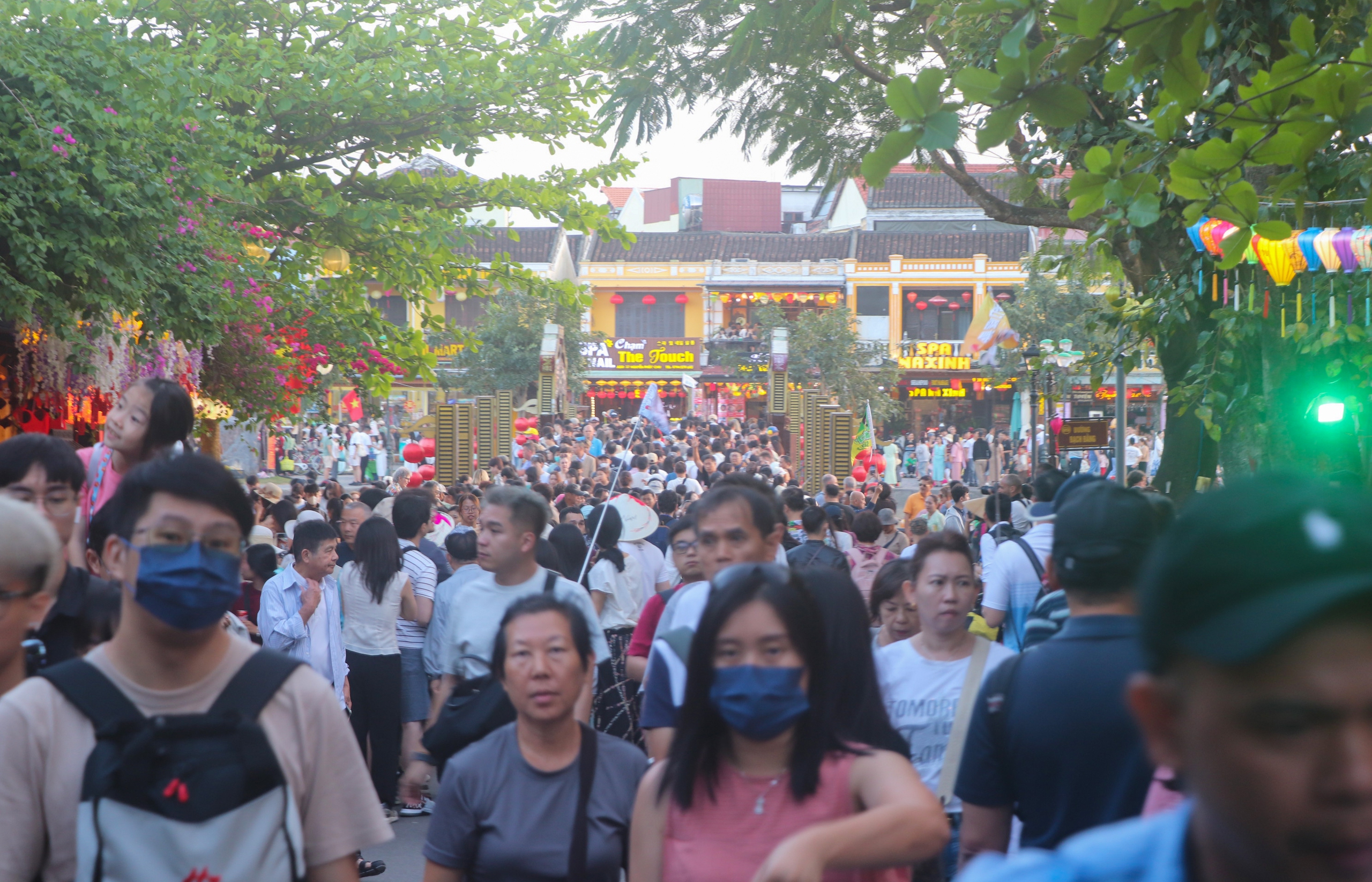 H&agrave;ng chục ngh&igrave;n du kh&aacute;ch tham quan phố cổ Hội An đầu Xu&acirc;n- Ảnh 1.