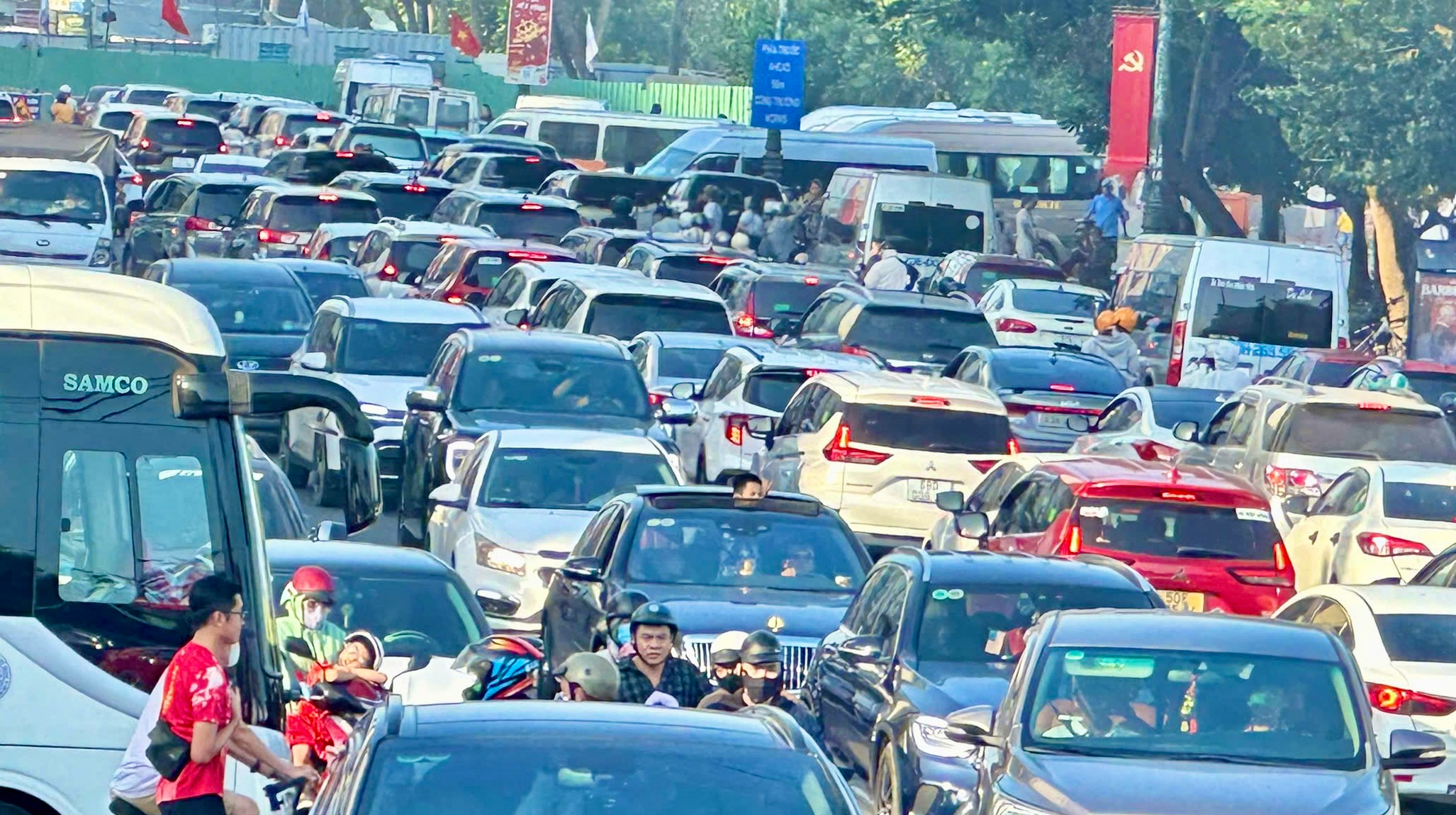 Hơn 100.000 lượt kh&aacute;ch đổ về Vũng T&agrave;u trong 2 ng&agrave;y cao điểm, phố biển chật k&iacute;n người- Ảnh 1.