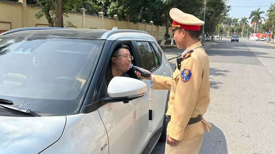 CSGT Bắc Ninh xử lý gần 4.000 tài xế vi phạm ATGT, kéo giảm TNGT trong Tết- Ảnh 1. CSGT Bắc Ninh xử lý gần 4.000 tài xế vi phạm ATGT, kéo giảm TNGT trong Tết- Ảnh 1.